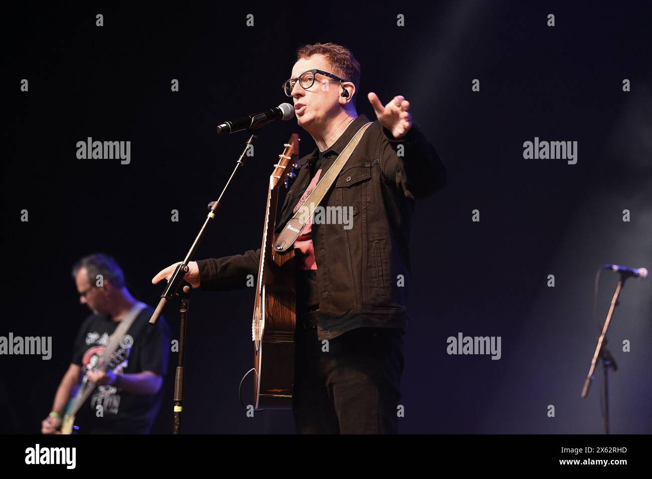 Rio de Janeiro, Brasilien, 10. Mai 2024. Sänger Thedy Corrêa von der Rockband Nenhum de Nós während eines Konzertes Qualystage in Rio de Janei Stockfoto