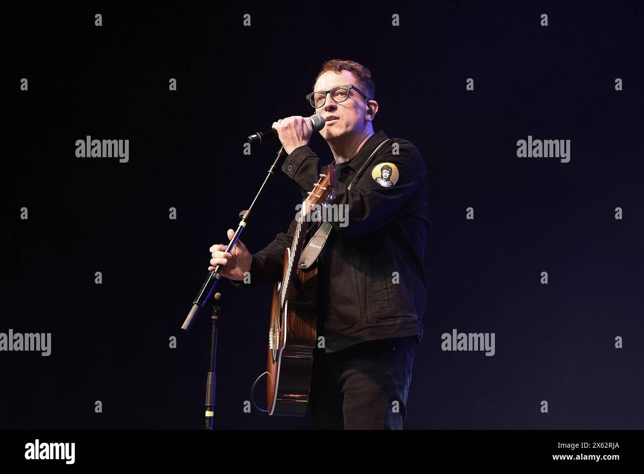 Rio de Janeiro, Brasilien, 10. Mai 2024. Sänger Thedy Corrêa von der Rockband Nenhum de Nós während eines Konzertes Qualystage in Rio de Janei Stockfoto