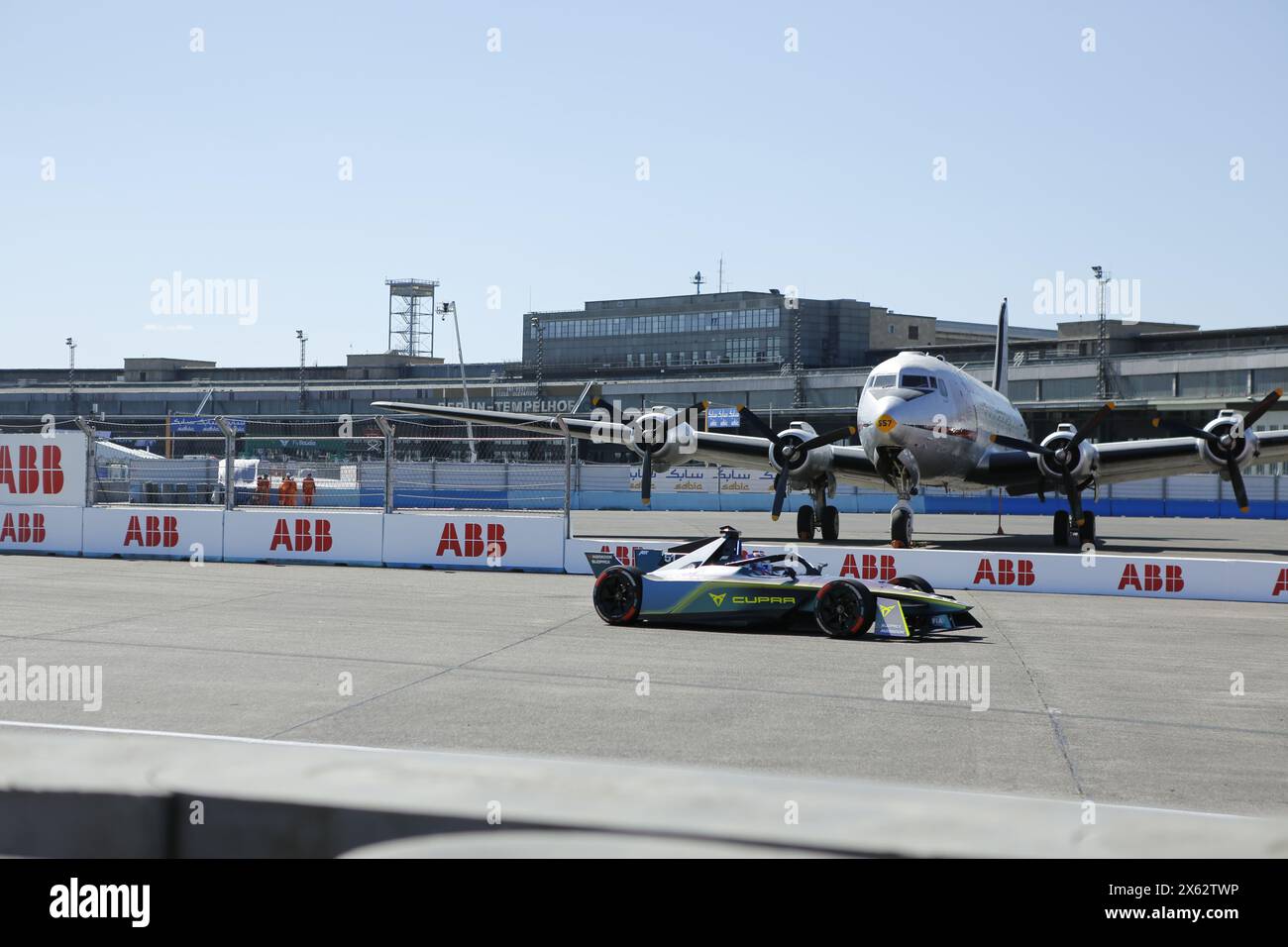 Deutschland, Berlin, 12. Mai 2024. Rennwagen auf der Rennstrecke aus Runde 10 der ABB FIA Formel E Championship 2023/24. Der Berlin E-Prix 2024 findet am 11. Und 12. Mai 2024 mit einem Doppelrennen zum zehnten Mal in Berlin statt. Die elektrische Rennserie 2023/2024 findet am ehemaligen Flughafen Tempelhof statt. Quelle: Sven Struck/Alamy Live News Stockfoto