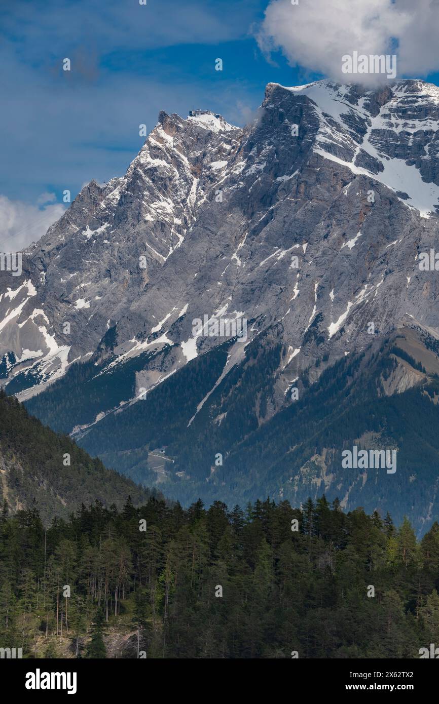 Zugspitze (links) und Wettersteingebirge vom Rastplatz Zugspitzblick am Fernpass in Österreich aus gesehen. Stockfoto