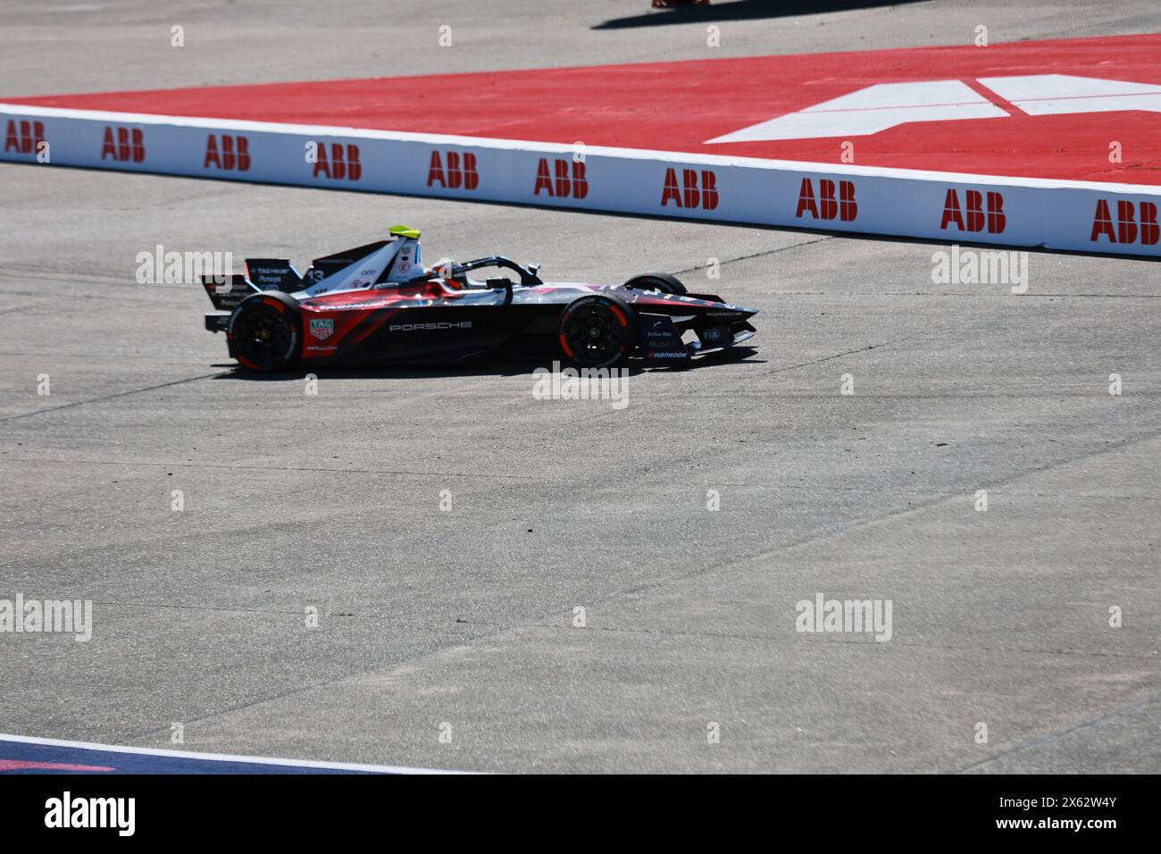 Deutschland, Berlin, 12. Mai 2024. António Félix da Costa, Nr. 13, Tag Heuer Porsche Formel E auf der Rennstrecke von Runde 10 der ABB FIA Formel E Meisterschaft 2023/24. Der Berlin E-Prix 2024 findet am 11. Und 12. Mai 2024 mit einem Doppelrennen zum zehnten Mal in Berlin statt. Die elektrische Rennserie 2023/2024 findet am ehemaligen Flughafen Tempelhof statt. Quelle: Sven Struck/Alamy Live News Stockfoto