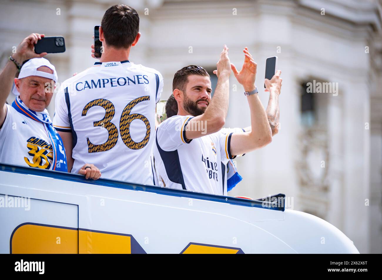 Madrid, Madrid, Spanien. Mai 2024. MADRID, SPANIEN - 12. MAI: Nacho Fernandez von Real Madrid feiert während der Real Madrid Celebration des La Liga Titels auf der Plaza de Cibeles am 12. Mai 2024 in Madrid, Spanien. (Kreditbild: © Alberto Gardin/ZUMA Press Wire) NUR REDAKTIONELLE VERWENDUNG! Nicht für kommerzielle ZWECKE! Quelle: ZUMA Press, Inc./Alamy Live News Stockfoto