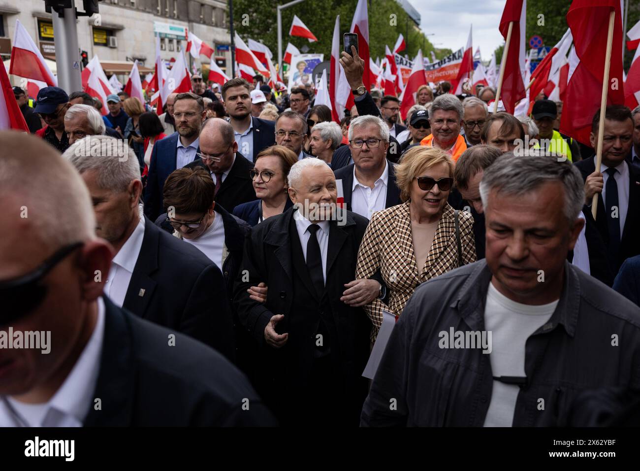 Warschau, Provinz Mazowien, Polen. Mai 2024. Der Präsident der Partei Recht und Gerechtigkeit Jaroslaw Kaczynski (Mitte), umgeben von seinen Kollegen während eines Protests gegen den Grünen Deal der Europäischen Union vor den EU-Parlamentswahlen in Warschau. Der Protest wurde von der unabhängigen Gewerkschaft „Solidarität“, Bauern, rechten und EU-feindlichen Bewegungen unter Beteiligung von Rechts- und Justizpolitikern und Bündnispolitikern organisiert. (Kreditbild: © Maciek Jazwiecki/ZUMA Press Wire) NUR REDAKTIONELLE VERWENDUNG! Nicht für kommerzielle ZWECKE! Stockfoto