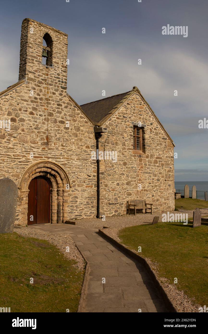 St. Hywyn's Church, Aberdaron, Wales bei Abendsonne. Ein wichtiger Wallfahrtsort, der Teil des North Wales Pilgrim's Way ist. Stockfoto