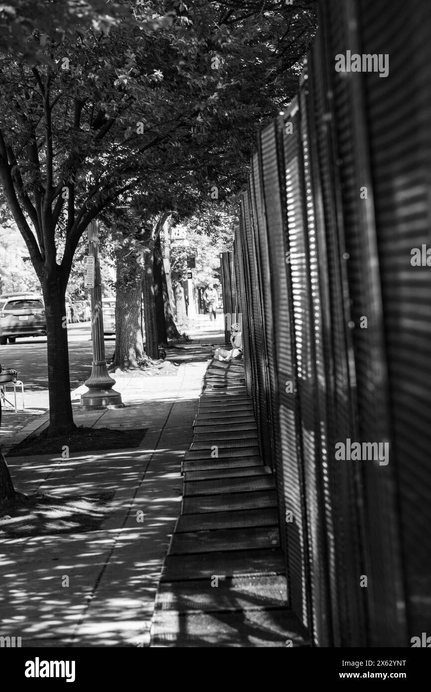 11 Mai 2024 in Washington DC an der George Washington University errichtete einen nicht skalierbaren Zaun um das Lager von Demonstranten fernzuhalten zurück an die George Washington University in Washington DC Tschüss: Andrew Thomas - Stockfoto