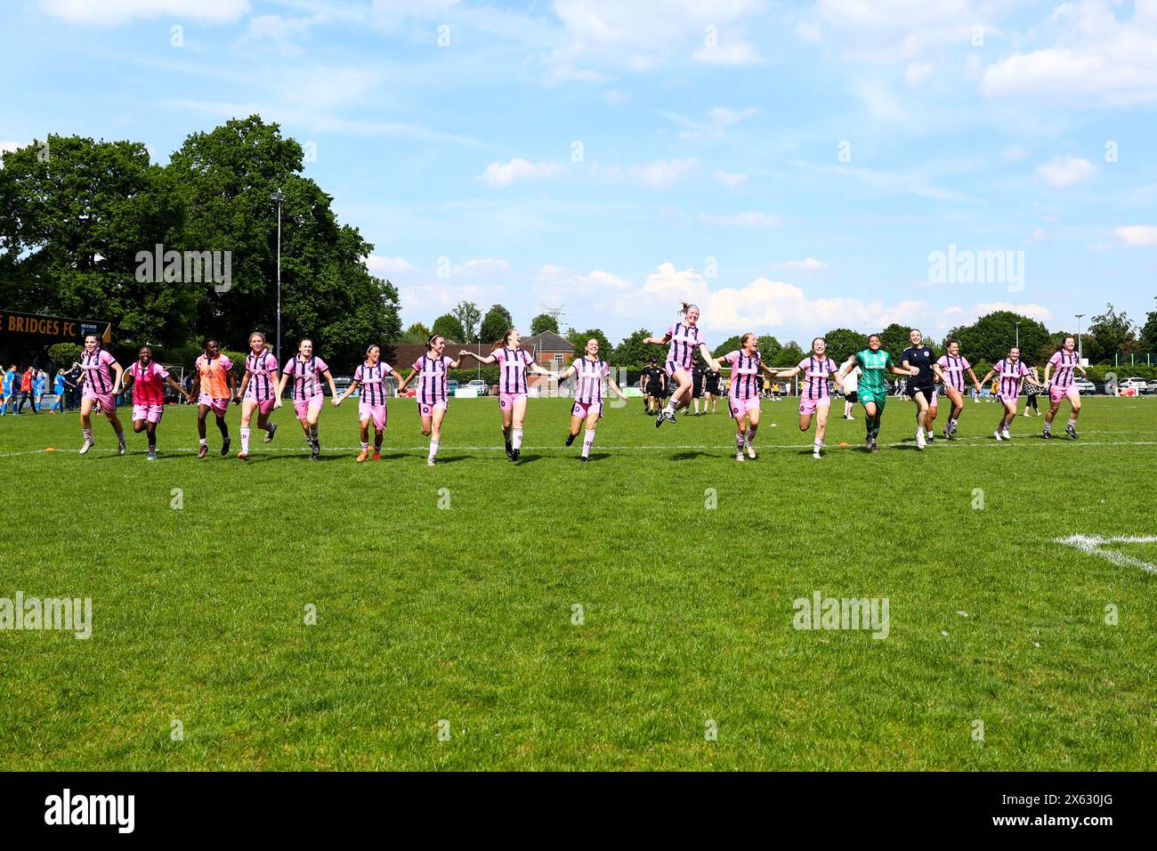 Crawley, Großbritannien. Mai 2024. Die Spieler von Dulwich Hamlet feiern den Sieg des Spiels London and South East Regional Womens Premier League zwischen AFC Crawley und Dulwich Hamlet bei Three Bridges FC. Quelle: Liam Asman/Alamy Live News Stockfoto