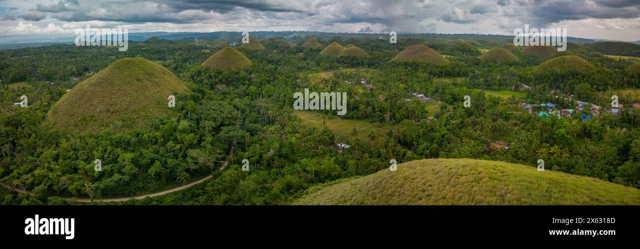 Ein Panoramablick auf die berühmten Chocolate Hills in Bohol, Philippinen, mit den natürlichen kegelförmigen geologischen Formationen inmitten üppiger Vegetation Stockfoto