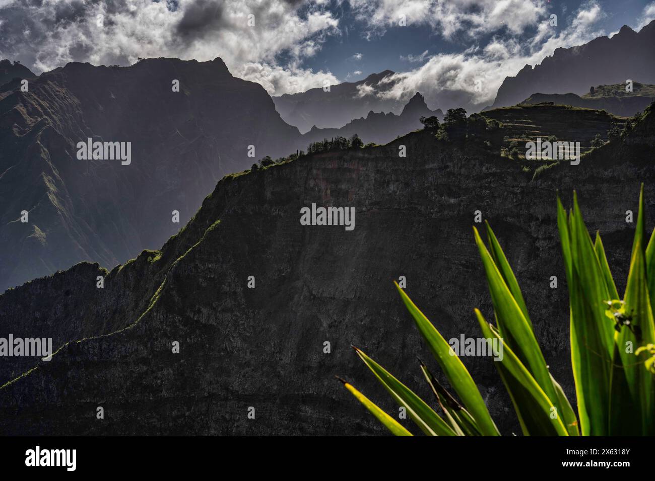 Scharfe Gipfel von Santo Antão schlängeln sich durch eine dramatische Wolkenlandschaft und bieten eine atemberaubende Darstellung der rauen Natur Kap Verdes, perfekt für Intrepi Stockfoto