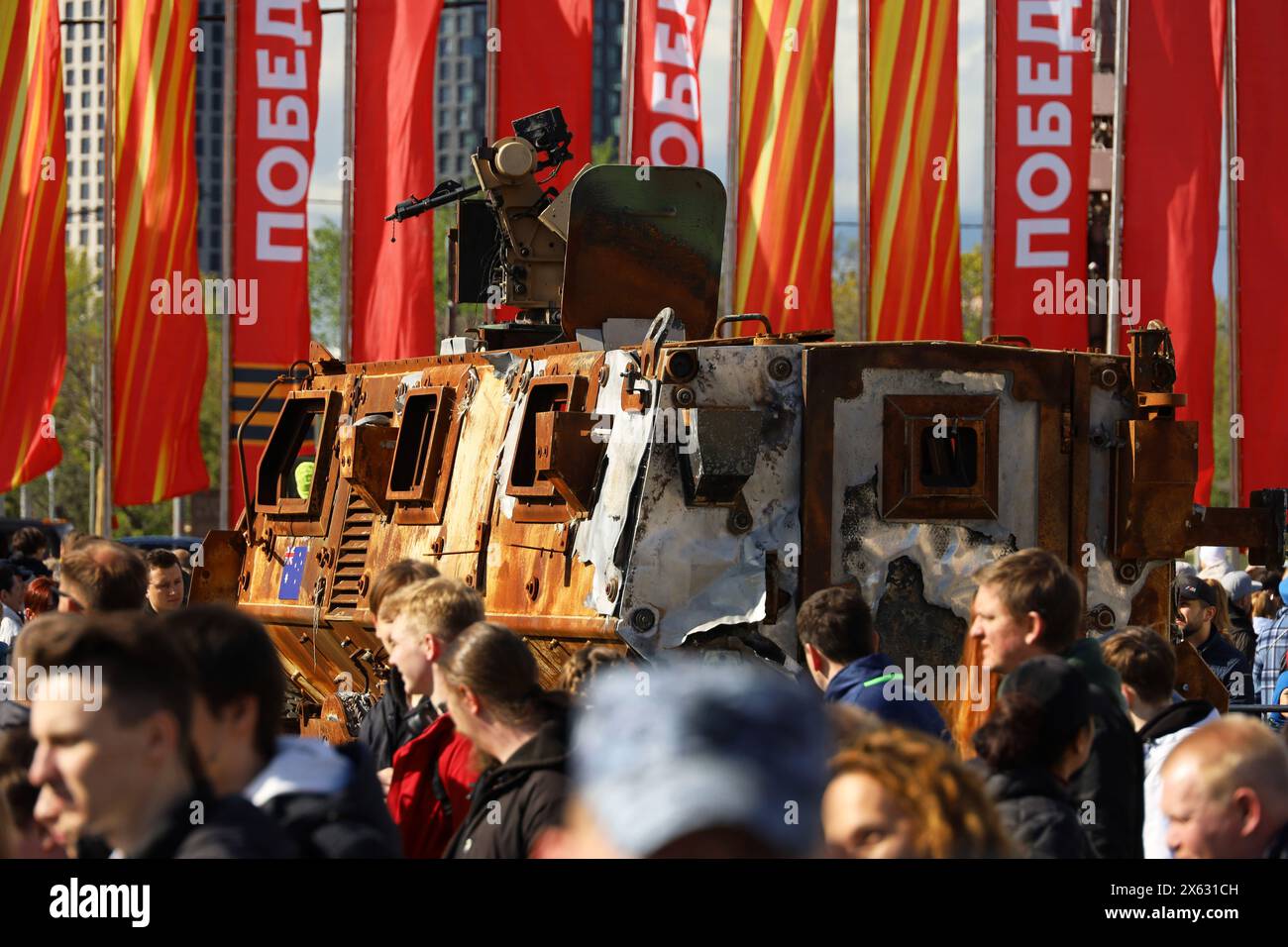 Verbrannte australische geschützte Mobilitätsfahrzeug Bushmaster und Menschenmenge auf der Ausstellung von militärischen Trophäen der russischen Armee auf dem Poklonnaja-Hügel Stockfoto