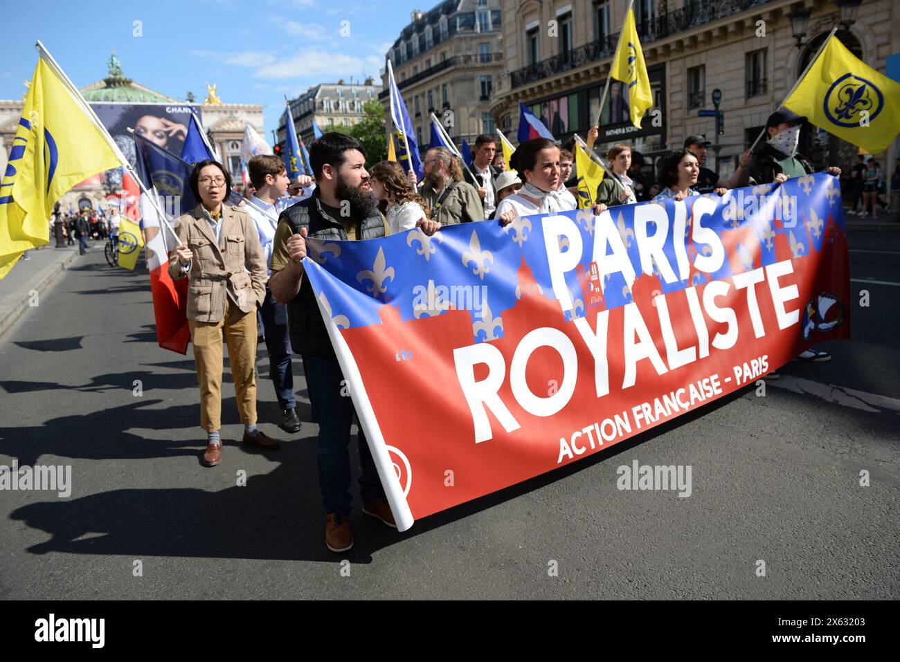 Les royalistes se sont retrouvés pour un défilé de commémoration à Jeanne d'Arc. Henri Bec dépose une gerbe au pied de la Statue de Jeanne la pucelle Stockfoto