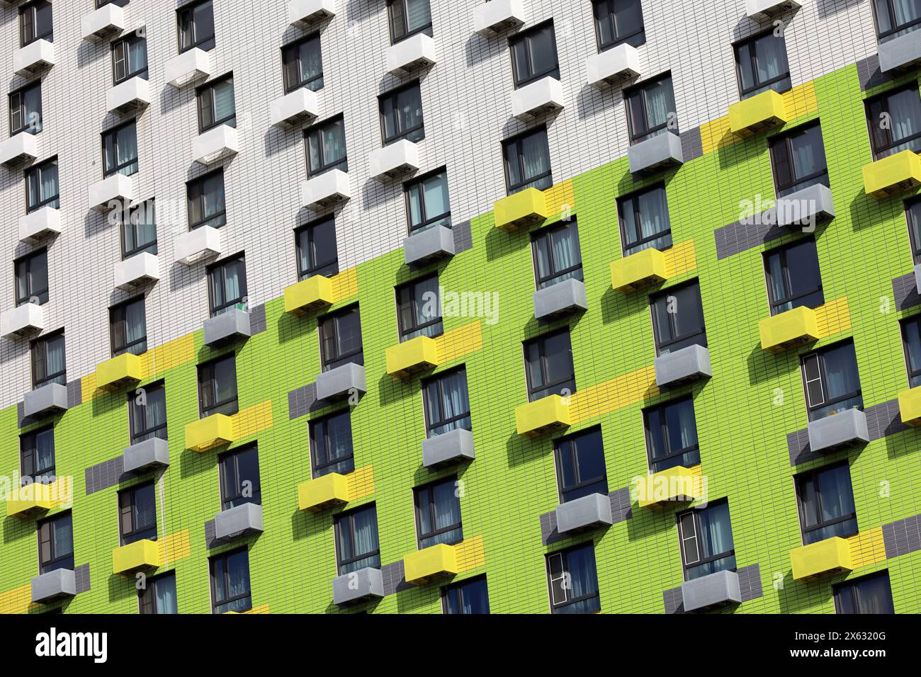 Neues Wohngebäude mit Boxen für Klimaanlagen. Hausentwicklung, Hochhausbau Stockfoto