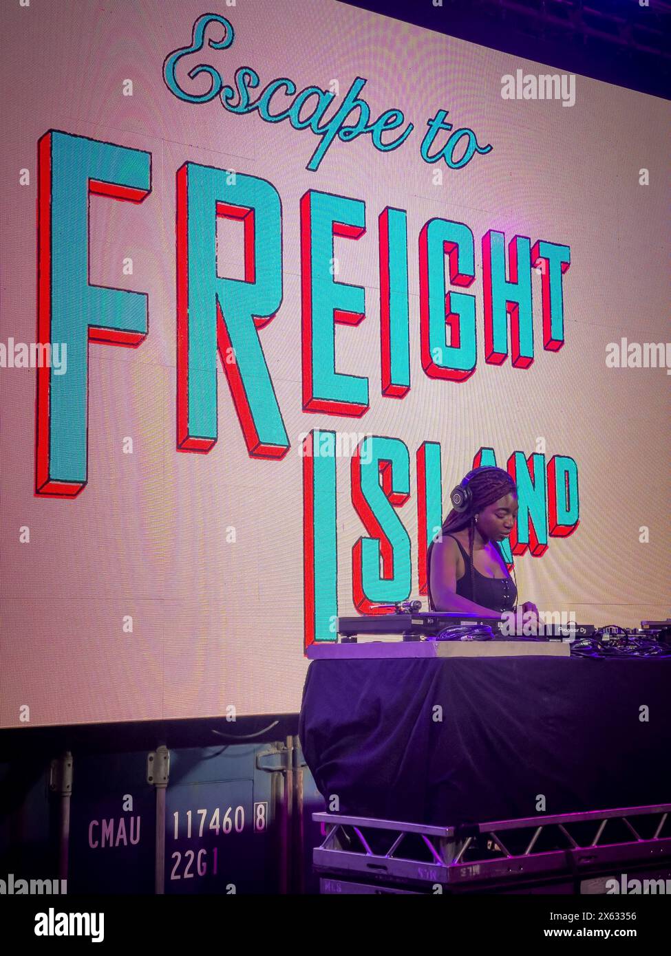 DJ auf der Bühne auf Freight Island. Manchester. Stockfoto