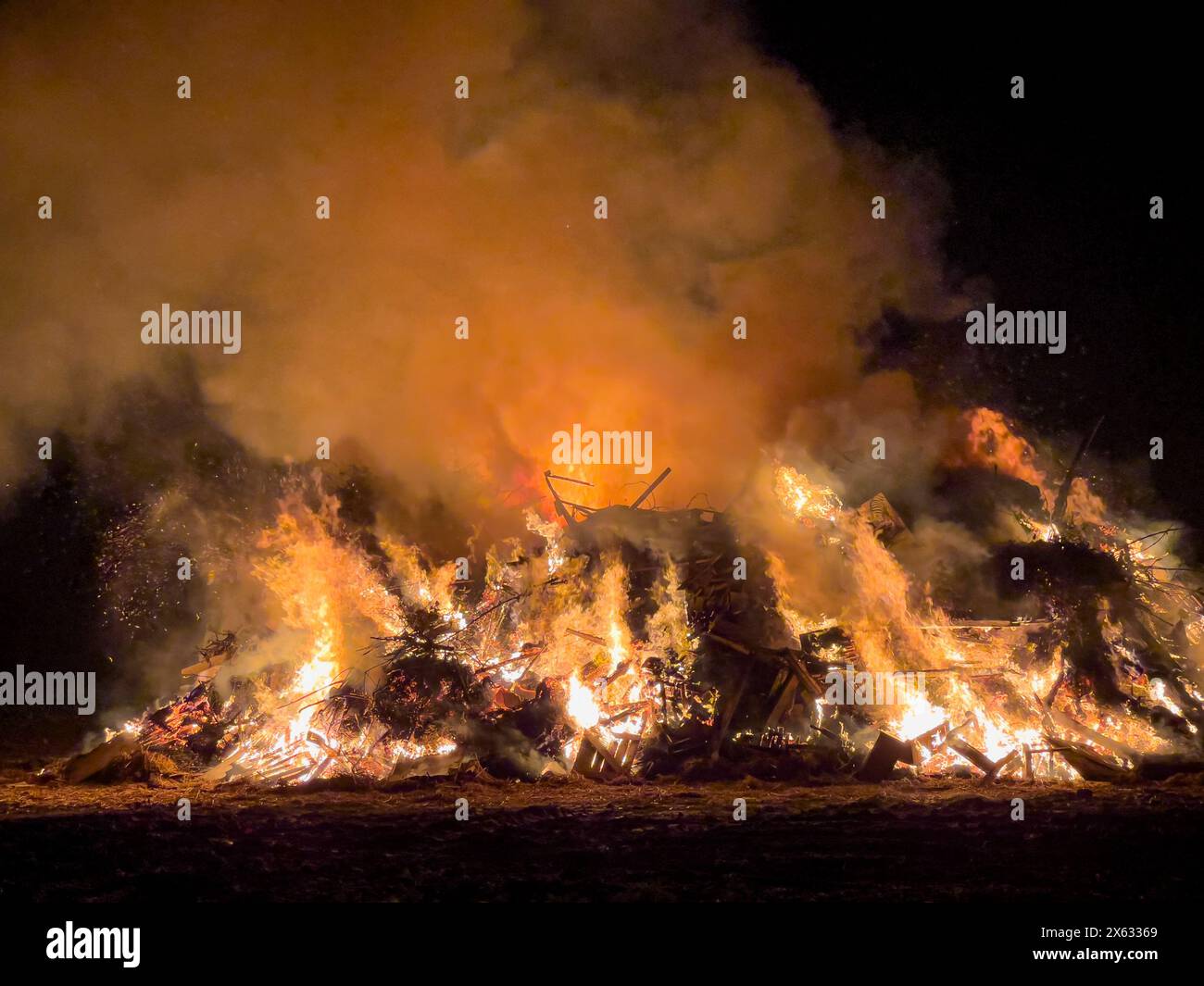 Großes Lagerfeuer in der Nacht. UK Stockfoto