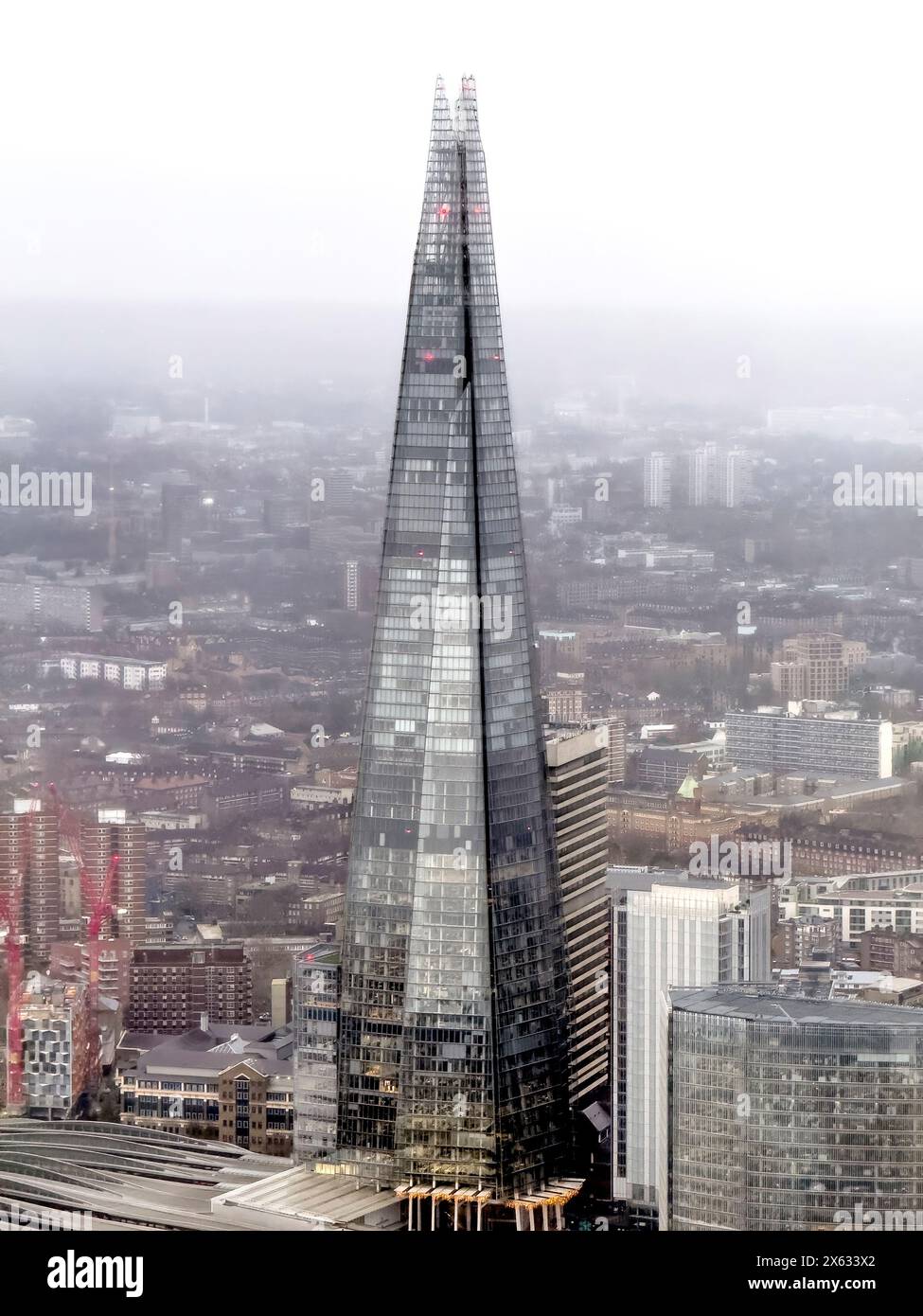 Erhöhter Blick vom Horizon 22 Building of the Shard an einem nebeligen Tag. London Stockfoto