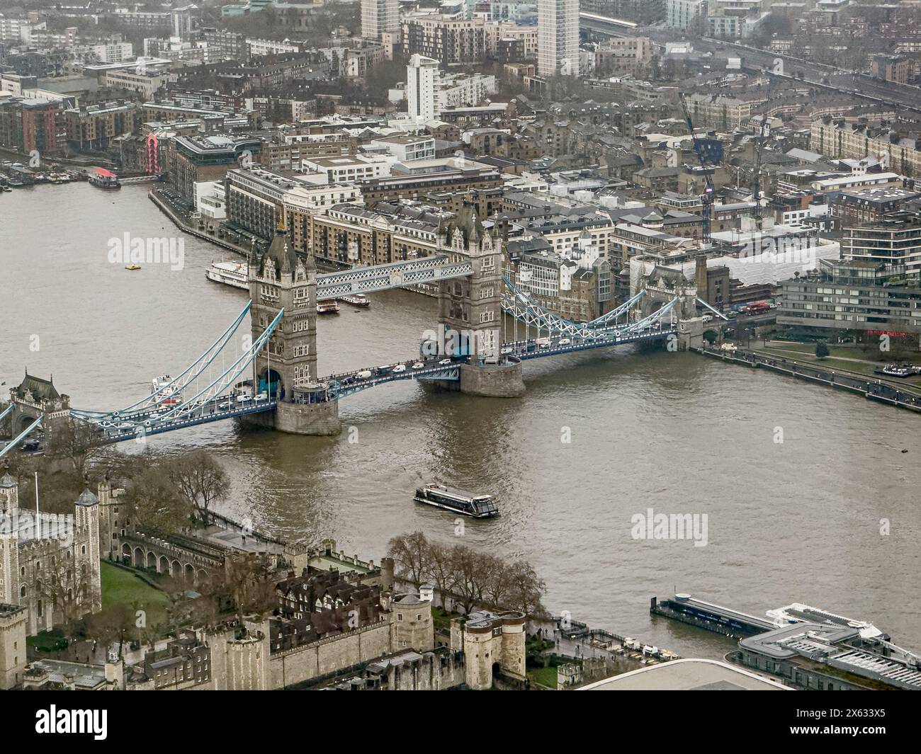 Erhöhter Blick vom Horizon 22 Building auf die Tower Bridge über die Themse. Stockfoto