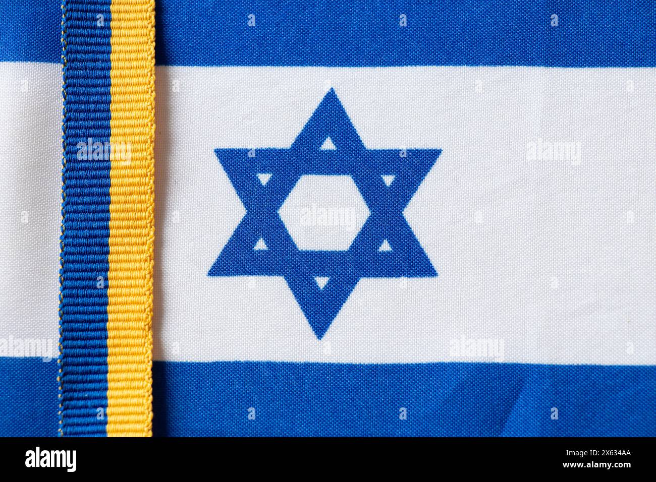 Die Flagge Israels und der Ukraine als Hintergrund-Nahaufnahme Stockfoto