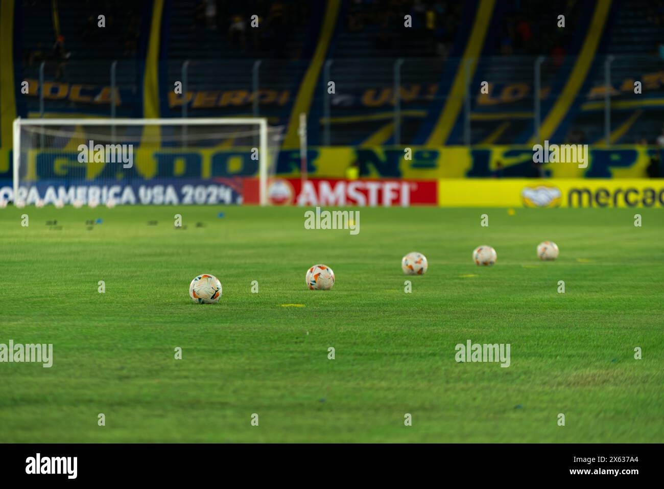 Fußballbälle warten auf die Spieler zum Aufwärmen. Sportivo Trinidense (1) gegen Club Atletico Boca Juniors (2) Spiel. Stockfoto