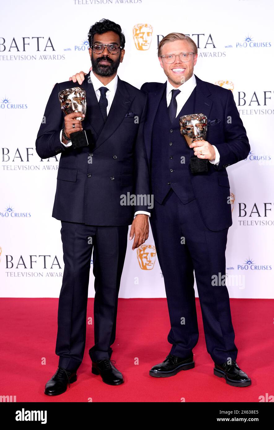 Romesh Ranganathan und Rob Beckett im Presseraum mit ihrem Comedy Entertainment Award für Rob & Romesh vs.. Bei den BAFTA TV Awards 2024 in der Royal Festival Hall in London. Bilddatum: Sonntag, 12. Mai 2024. Stockfoto