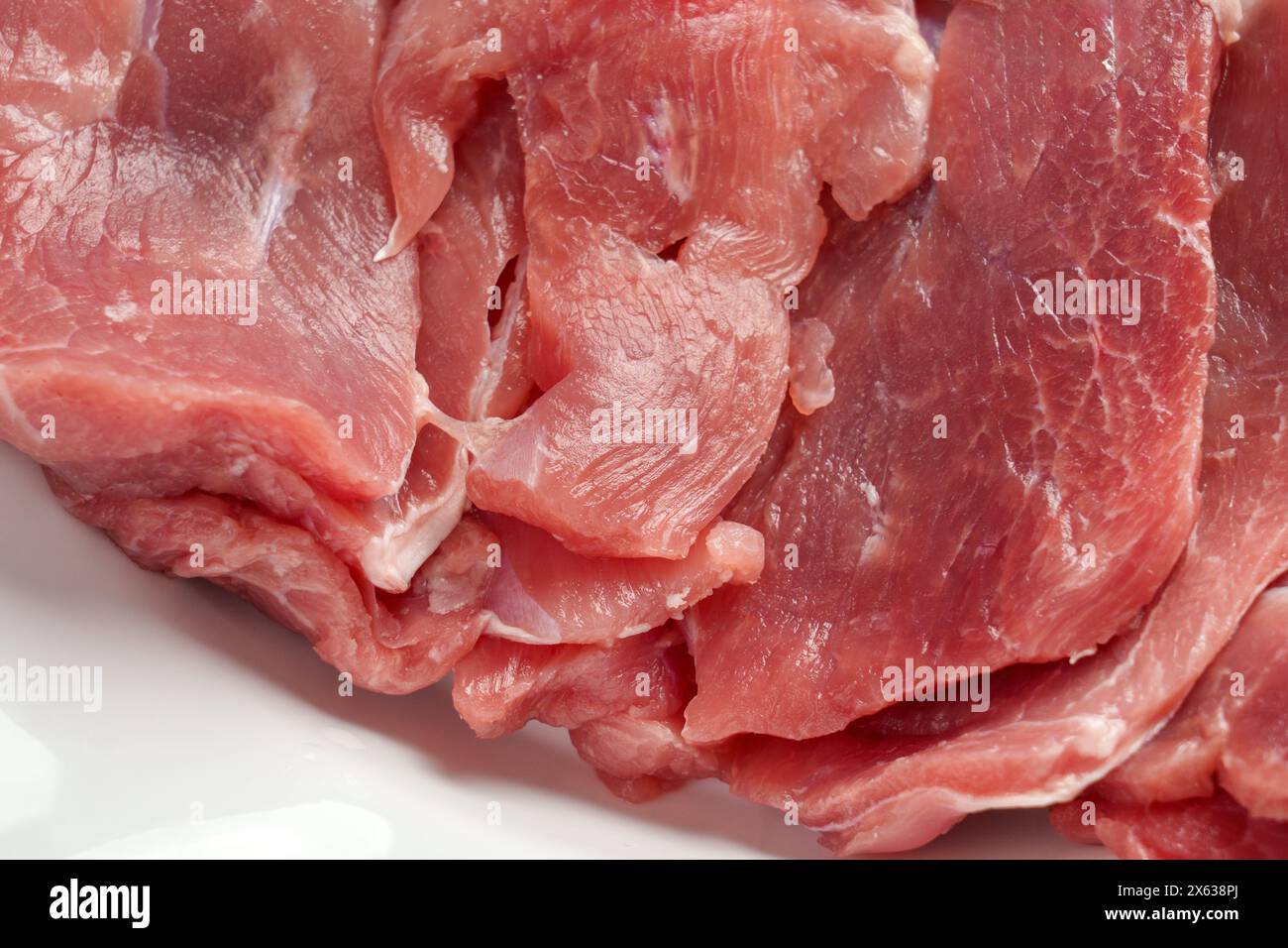 Frisches, in Scheiben geschnittenes putenfleisch. Rohe Geflügelfilets auf einer weißen Platte Nahaufnahme Stockfoto
