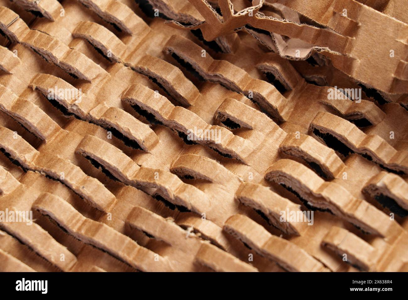 Recyceltes perforiertes gewölbtes schützendes Verpackungspapier für Paketversand. Draufsicht Stockfoto
