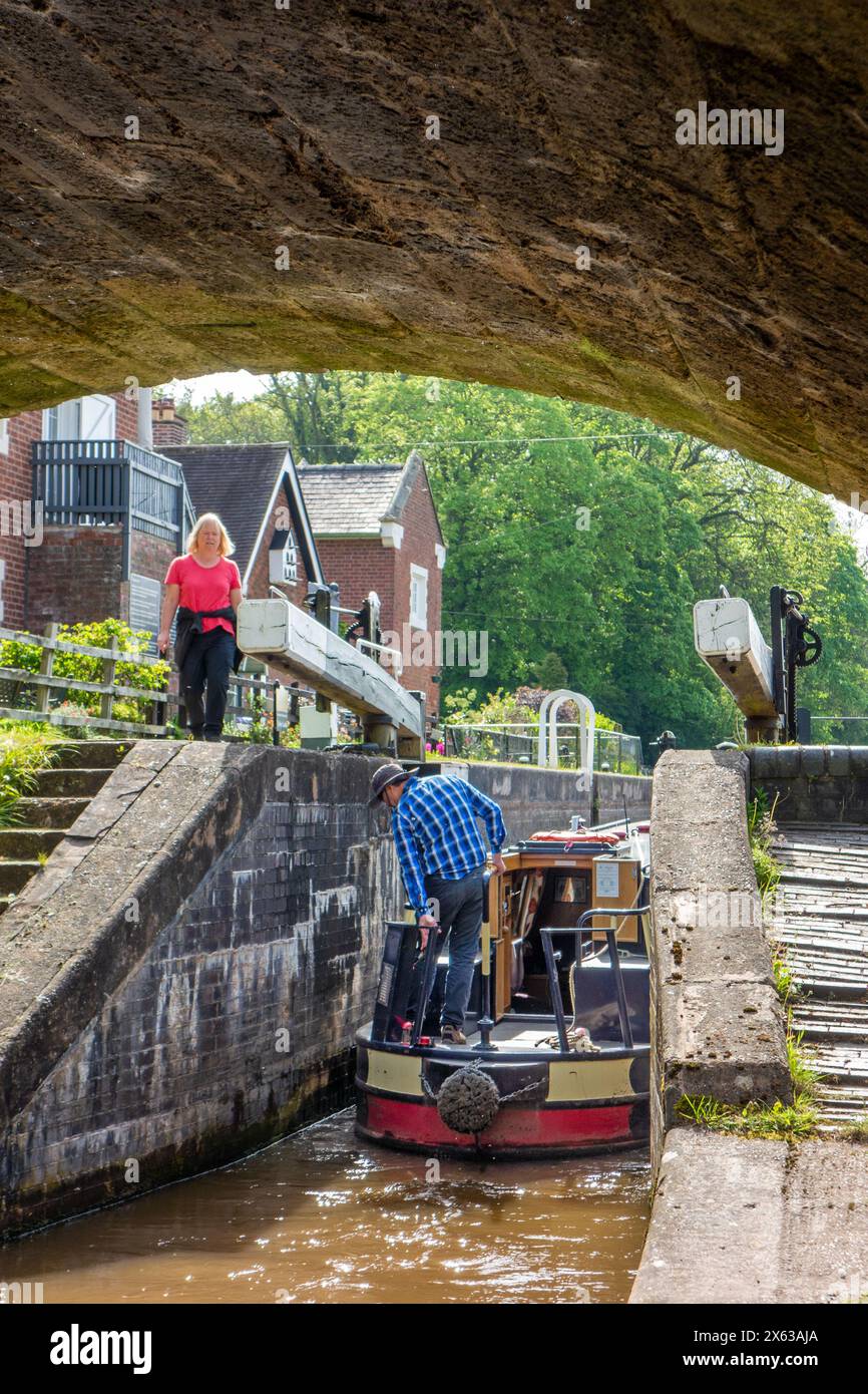 Menschen auf einem Kanalurlaub durch Tyrley Locks am Shropshire Union Canal in der Nähe des Market Drayton Shropshire England Großbritannien Stockfoto