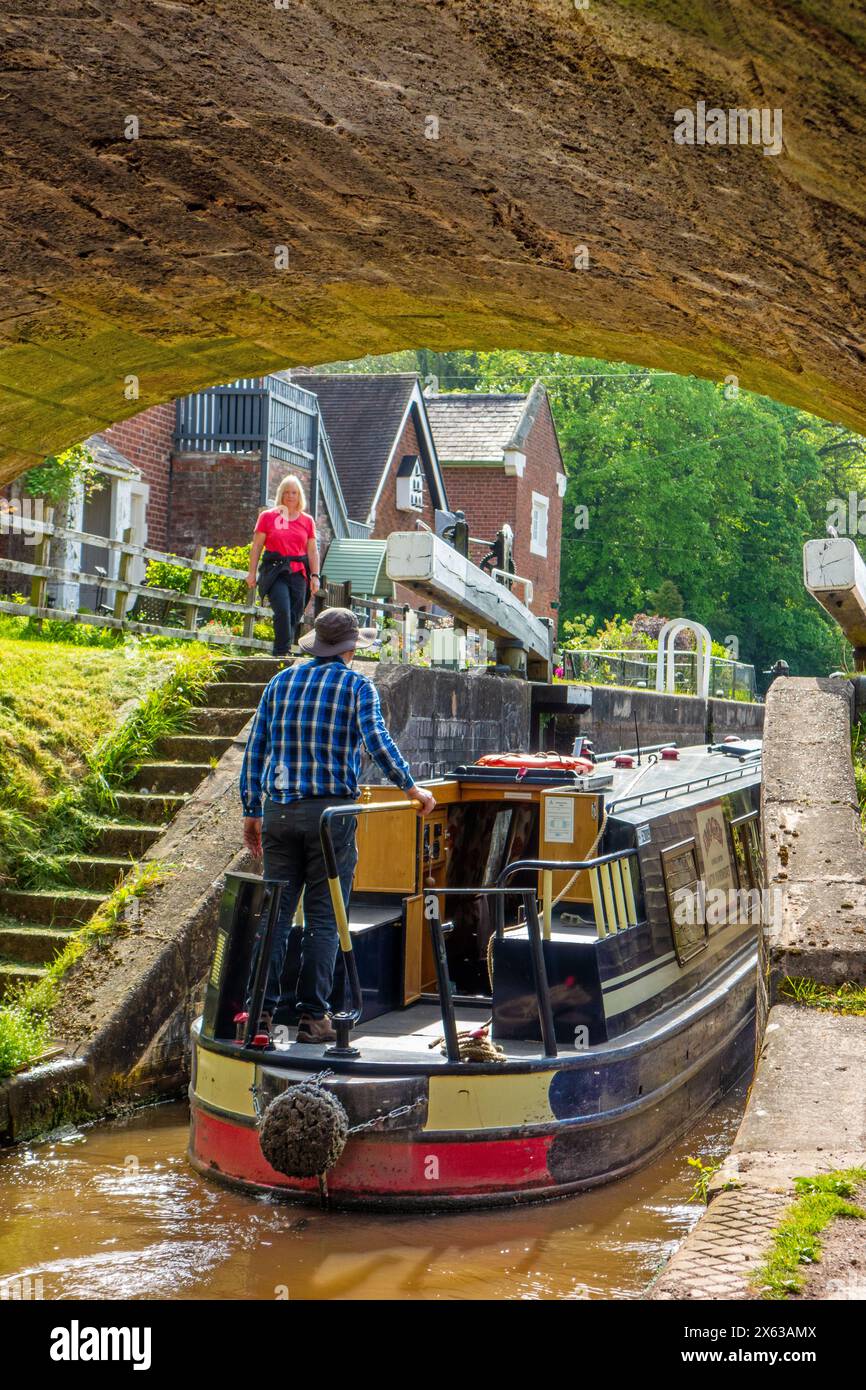 Menschen auf einem Kanalurlaub durch Tyrley Locks am Shropshire Union Canal in der Nähe des Market Drayton Shropshire England Großbritannien Stockfoto