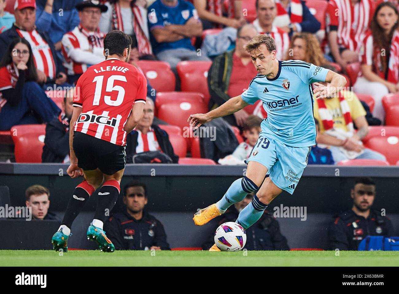 Pablo Ibanez von CA Osasuna mit dem Ball beim LaLiga EA Sports Match zwischen Athletic Club und CA Osasuna im San Mames Stadium am 11. Mai 2024 i Stockfoto