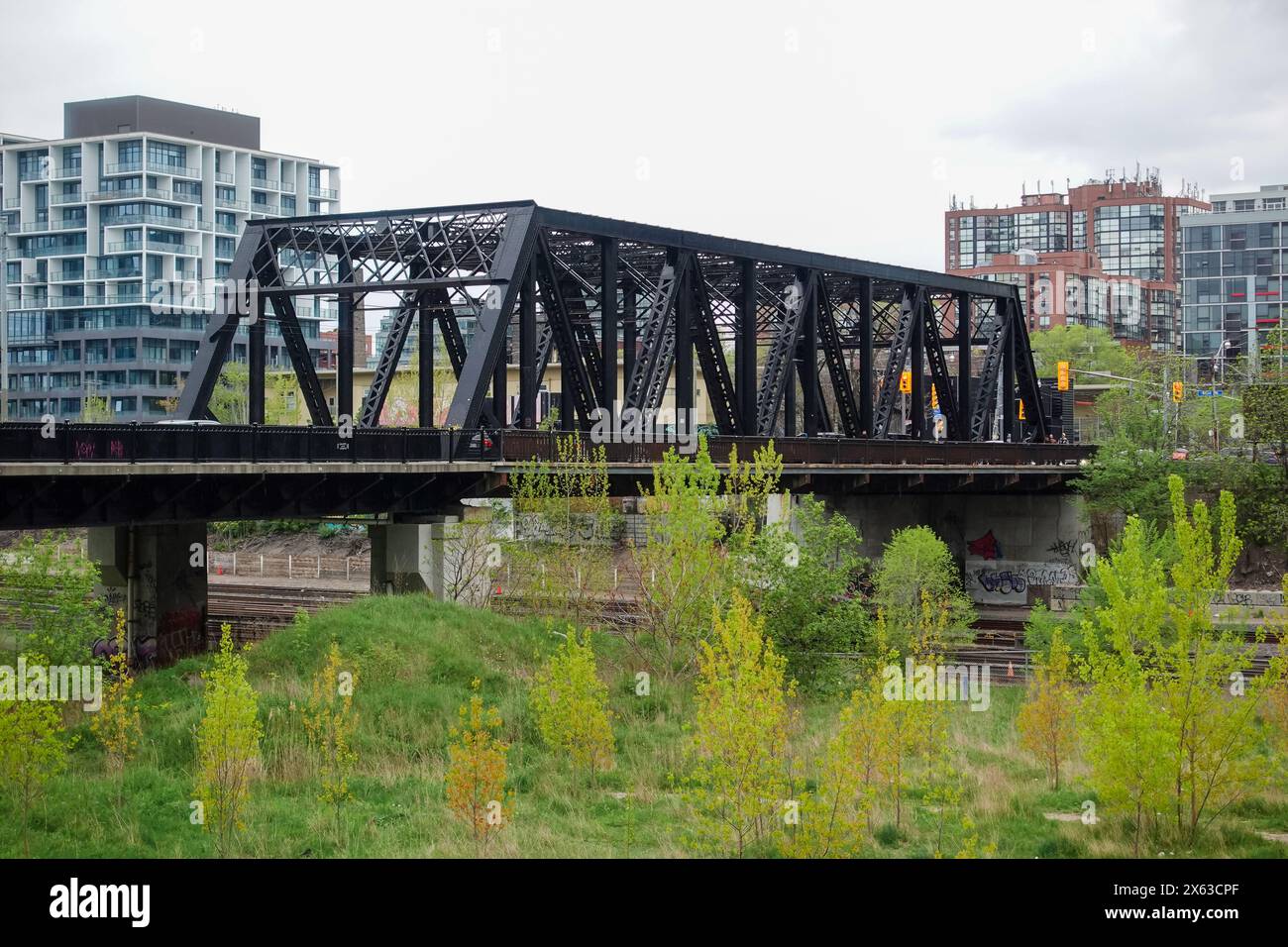 Die Sir Isaac Brock Bridge ist eine Warren-Fachwerkbrücke aus Stahl in Toronto, Ontario, Kanada. Sie liegt entlang der Bathurst Street über den Bahngleisen zwischen Front Stockfoto