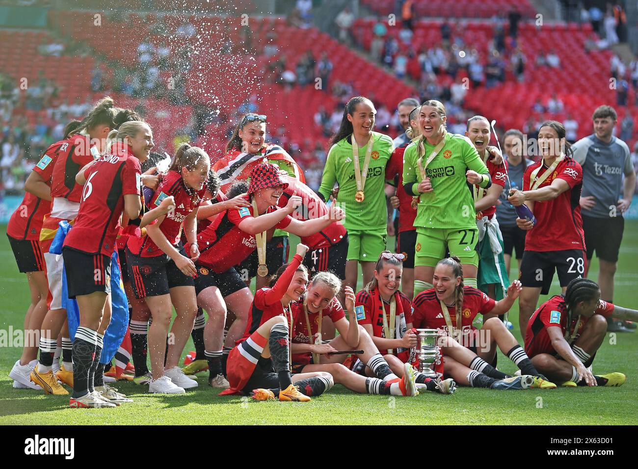 London, Großbritannien. Mai 2024. London, 12. Mai 2024: Manchester United Trophäen- und Champagnerfeier während des Womens FA Cup Endspiels zwischen Manchester United und Tottenham Hotspur im Wembley Stadium, London, England am 12. Mai 2024 (Pedro Soares/SPP) Credit: SPP Sport Press Photo. /Alamy Live News Stockfoto