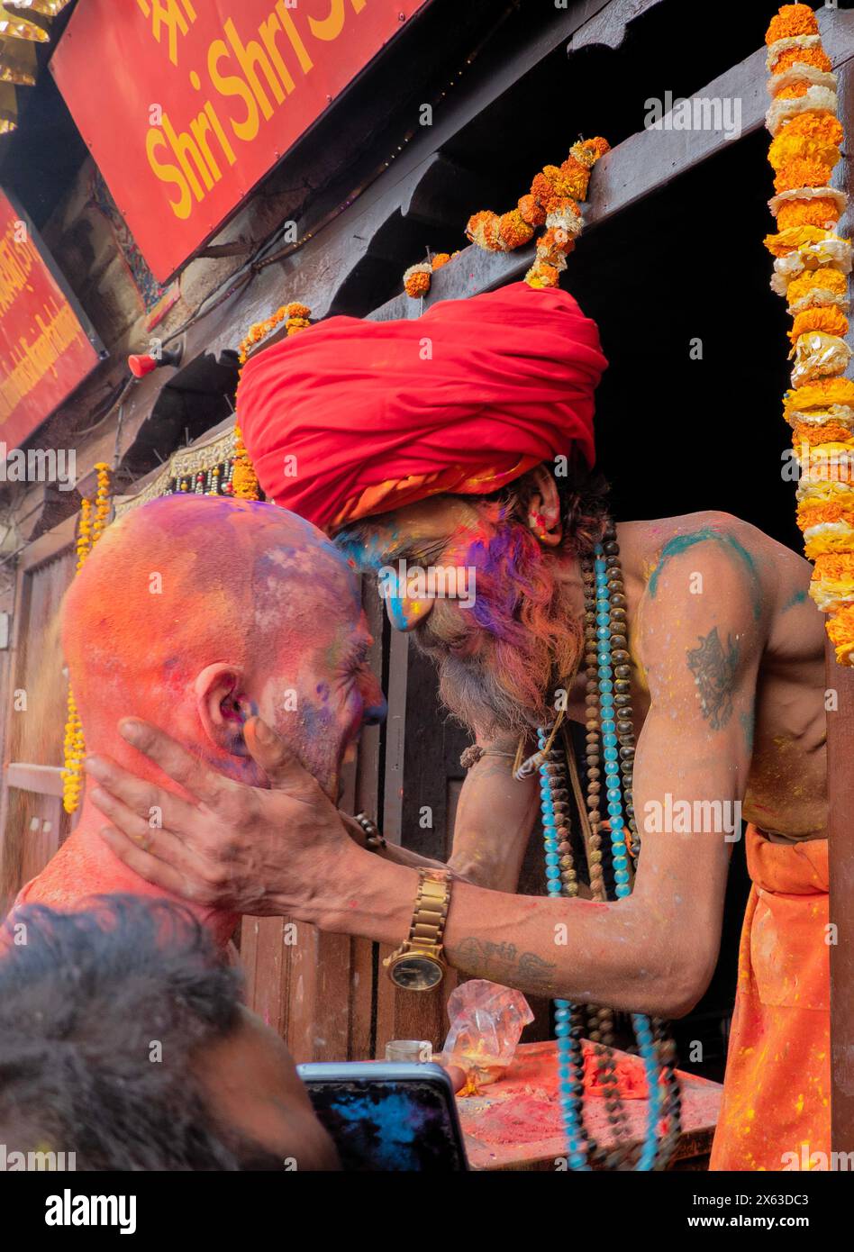 Genießen Sie das farbenfrohe Holi Festival, Kathmandu, Nepal Stockfoto
