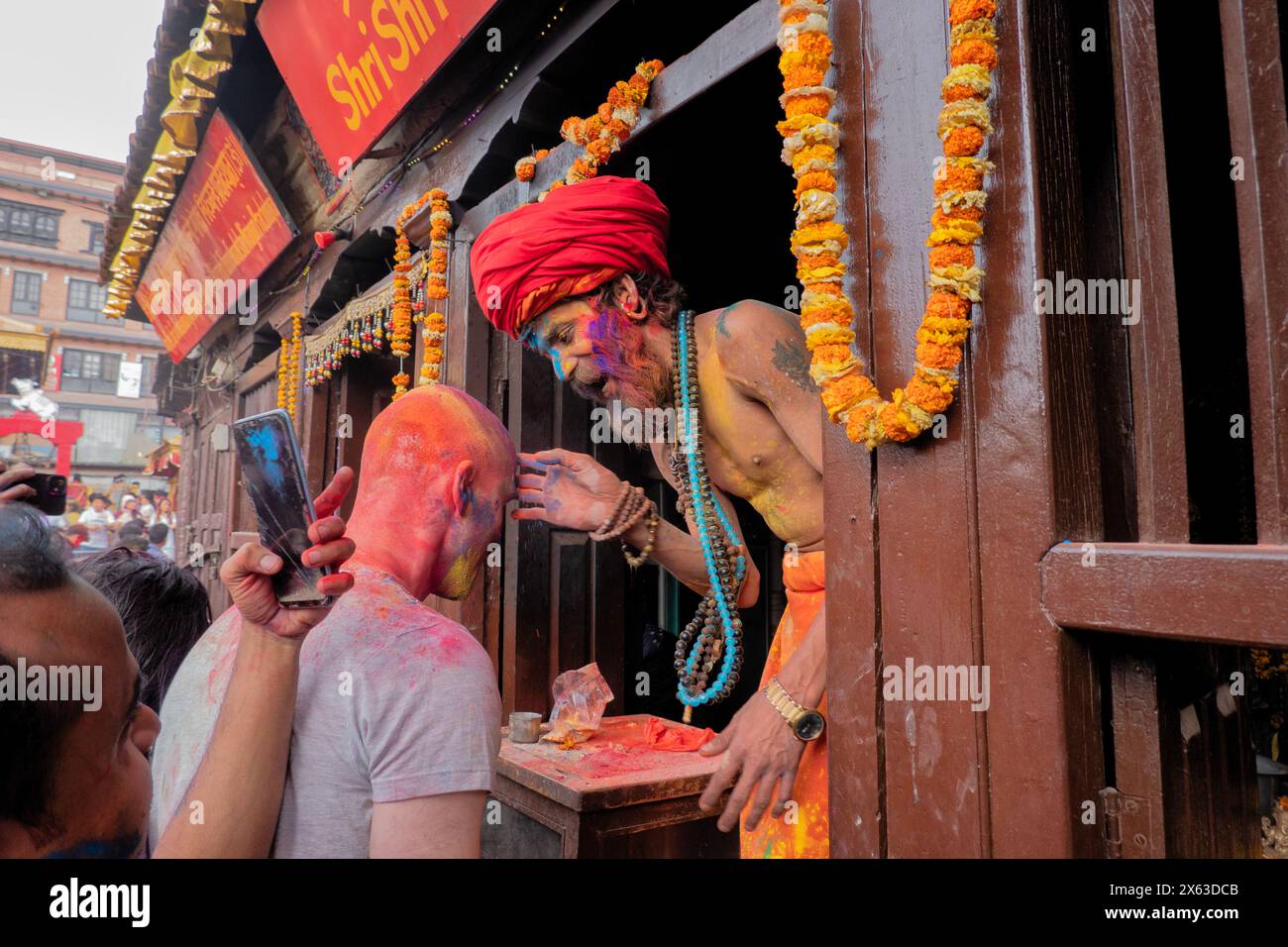 Genießen Sie das farbenfrohe Holi Festival, Kathmandu, Nepal Stockfoto