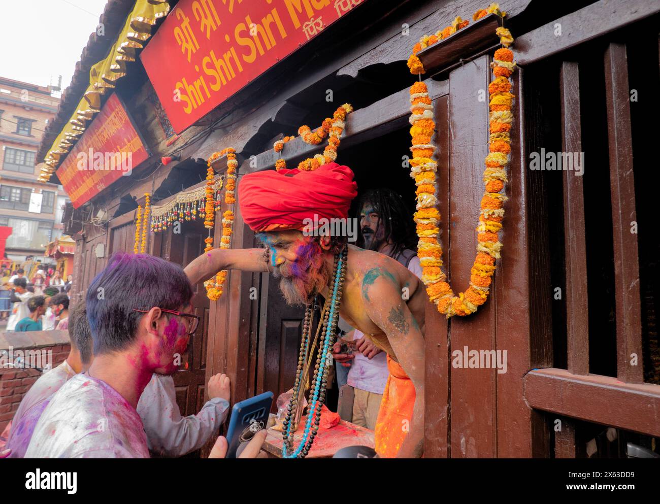 Genießen Sie das farbenfrohe Holi Festival, Kathmandu, Nepal Stockfoto
