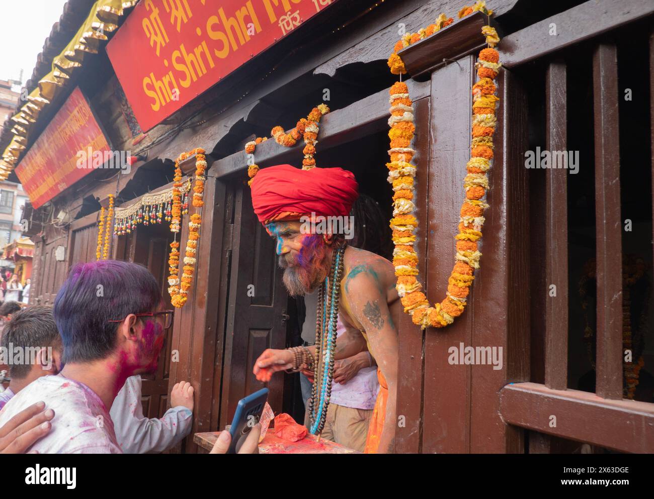 Genießen Sie das farbenfrohe Holi Festival, Kathmandu, Nepal Stockfoto