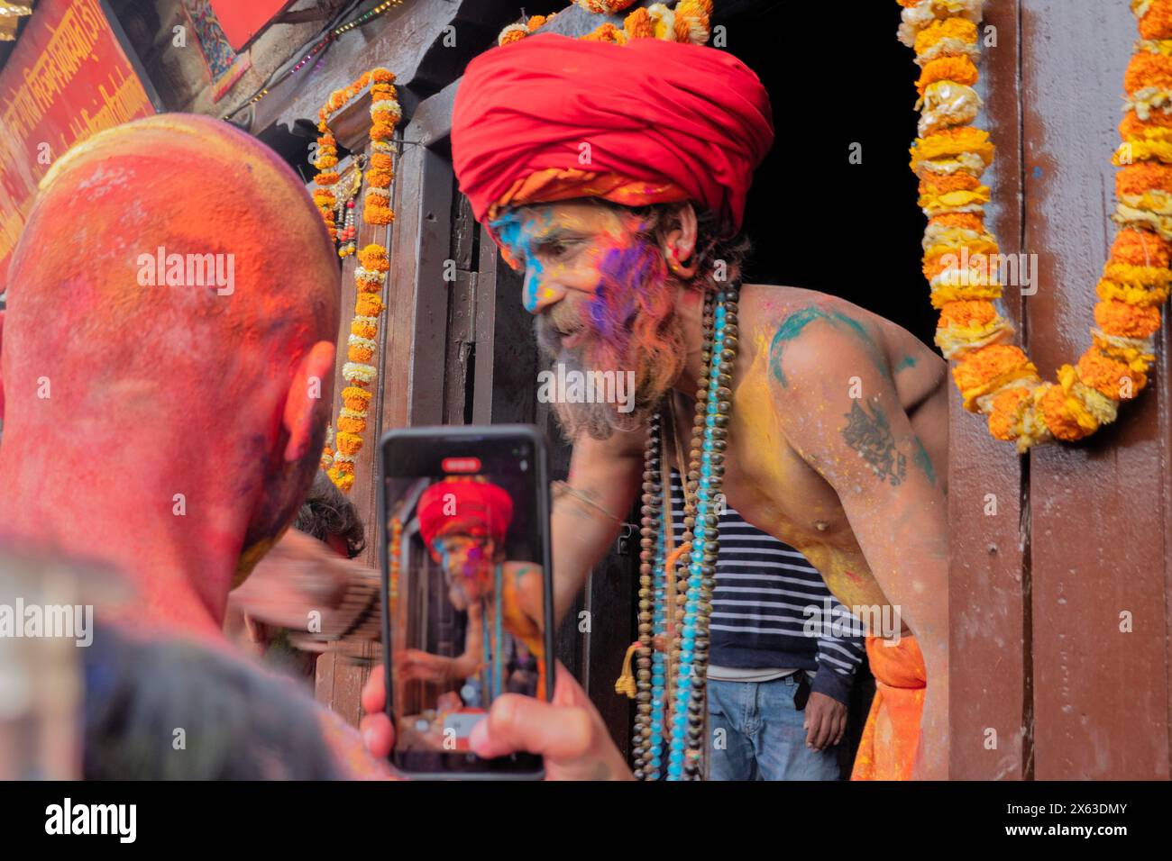 Genießen Sie das farbenfrohe Holi Festival, Kathmandu, Nepal Stockfoto