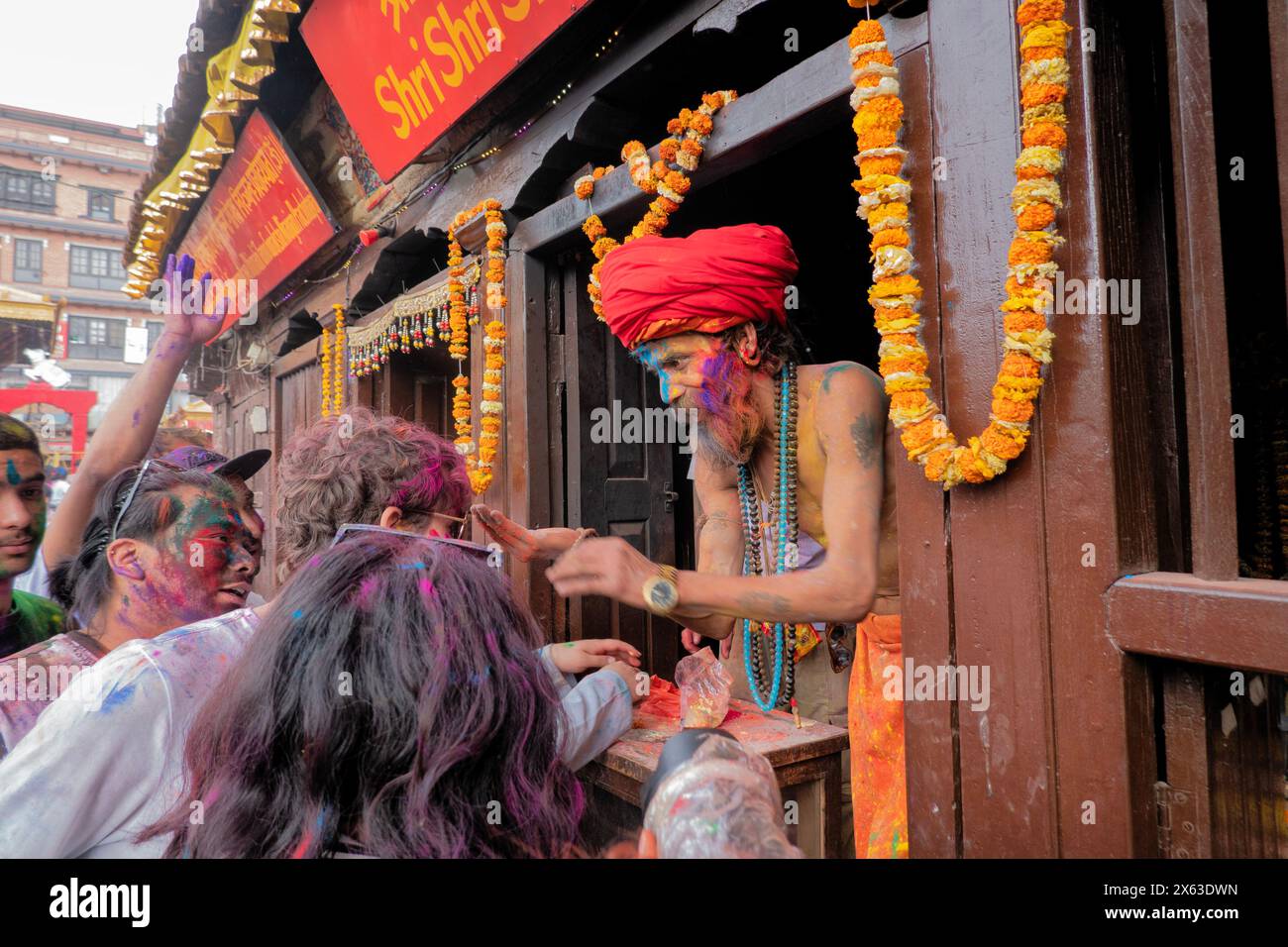 Genießen Sie das farbenfrohe Holi Festival, Kathmandu, Nepal Stockfoto
