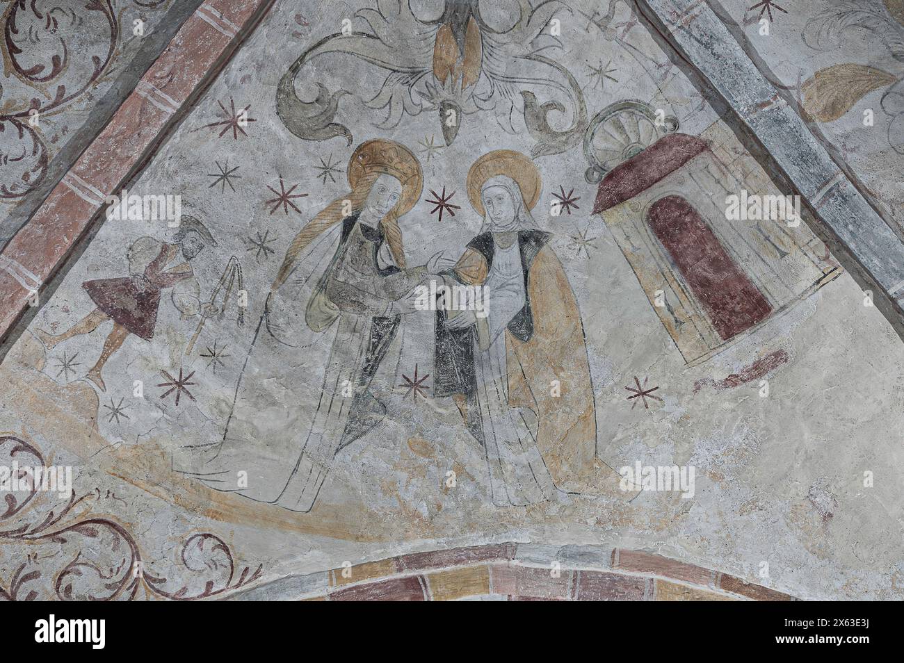 Die Besichtigung, Jungfrau Maria besucht Elisabeth, ein altes Wandgemälde in der Skarhults Kirche, Eslöv, Schweden, 7. Mai 2024 Stockfoto