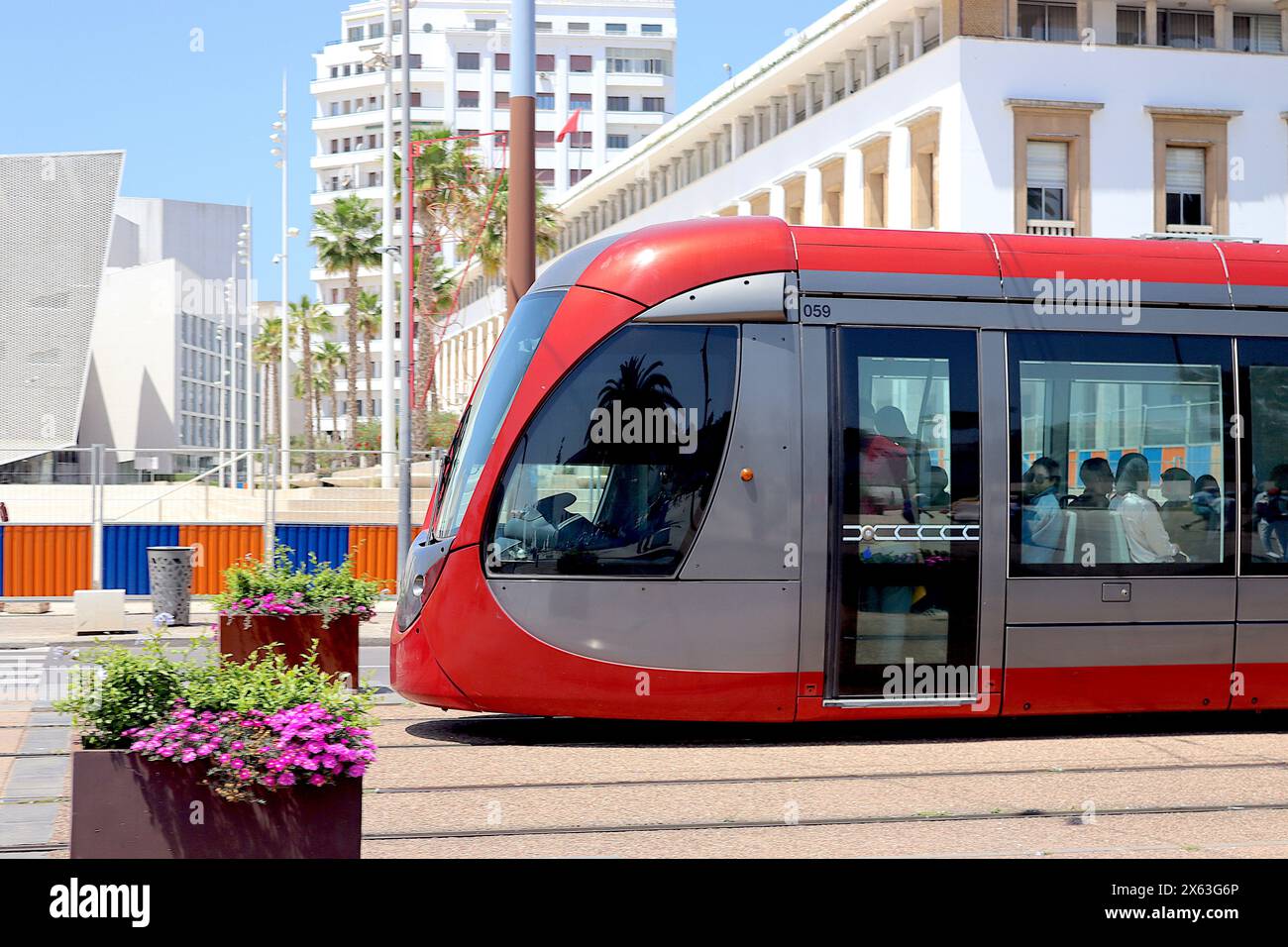 Alstrom, Citadis Straßenbahnlinie 059 passiert im April 2024 den Platz Mohammed V in Casablanca, Marokko. Stockfoto