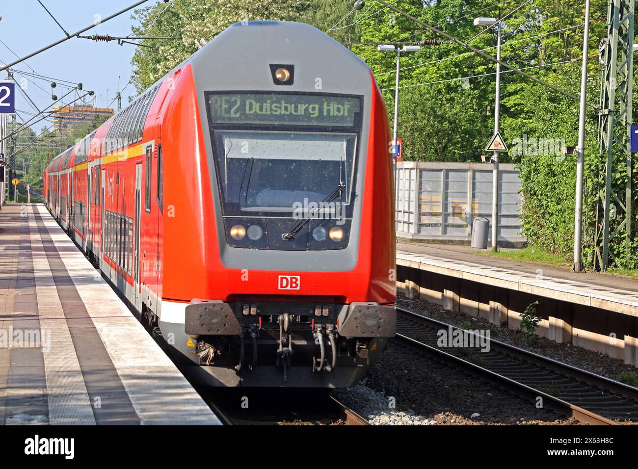 Bahnbetrieb in Ballungsräumen ein Regionalexpress der durchquert zwischen seinen Zielorten das Ruhrgebiet bei Essen Gelsenkirchen Nordrhein-Westfalen Deutschland Rotthausen *** Bahnbetrieb in Ballungsräumen Ein Regionalexpress, der das Ruhrgebiet zwischen seinen Zielen nahe Essen Gelsenkirchen Nordrhein-Westfalen Deutschland Rotthausen durchquert Stockfoto