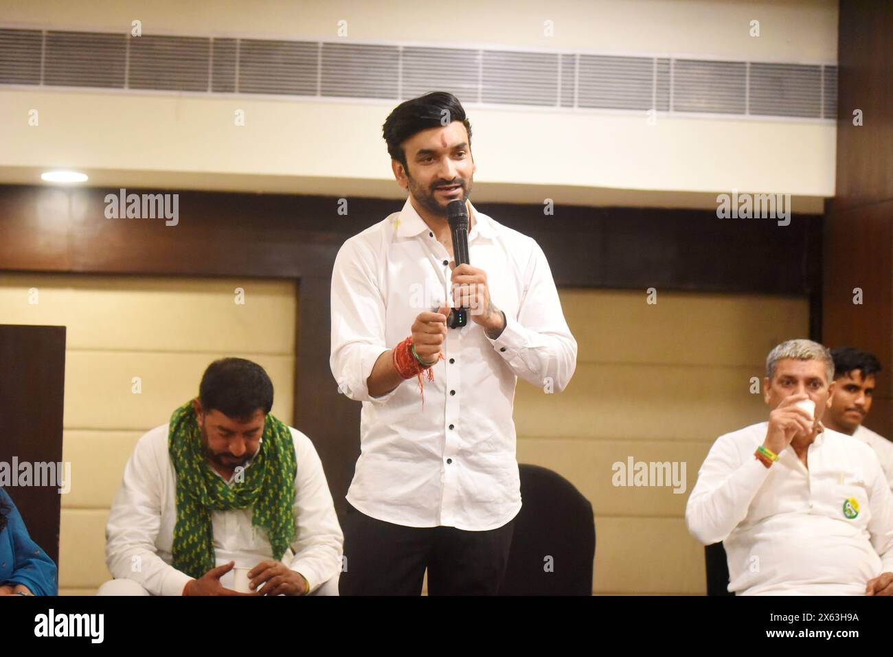 GURUGRAM, INDIEN – 12. MAI: Jannayak Janta Party (JJP) Gurugram Lok Sabha Sitzkandidat, Rapper Rahul Yadav 'Fazilpuria' spricht Mitglieder der RWA aus verschiedenen Wohngesellschaften an und appellierte an seine Stimme bei der Wahl von Lok Sabha in der Old Delhi Road am 12. Mai 2024 in Gurugram, Indien. (Foto: Parveen Kumar/Hindustan Times/SIPA USA) Credit: SIPA US/Alamy Live News Stockfoto