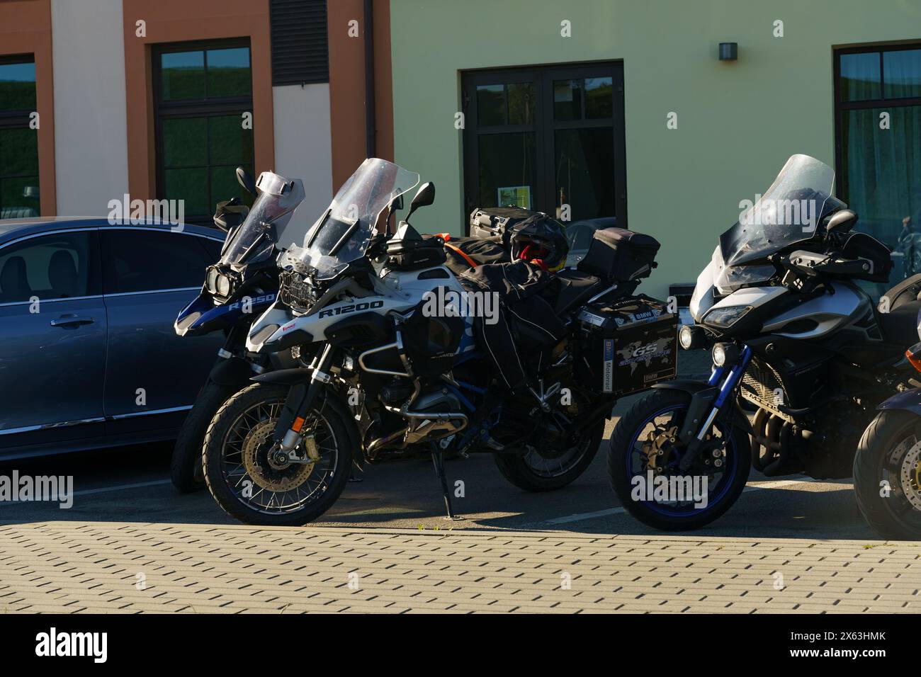 Klaipeda, Litauen - 11. August 2023: Eine Sammlung von Motorrädern, die in einer Reihe nebeneinander auf einem ausgewiesenen Parkplatz geparkt werden. Stockfoto