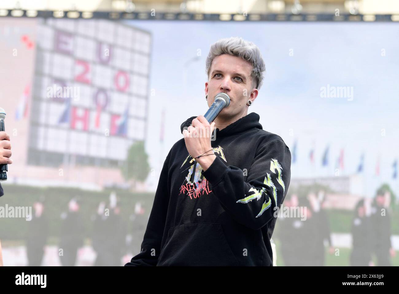 Zagreb, Kroatien, 120524. Die Fans begrüßen den Musiker Baby Lasagna nach seiner Rückkehr aus Malmö, wo er den zweiten Platz beim Eurovision Song Contest auf dem Ban Jelacic Square gewann. Foto: Ivana Grgic / CROPIX Copyright: XxIvanaxGrgicx/xCROPIXx ig docek lasagna20-120524 Stockfoto