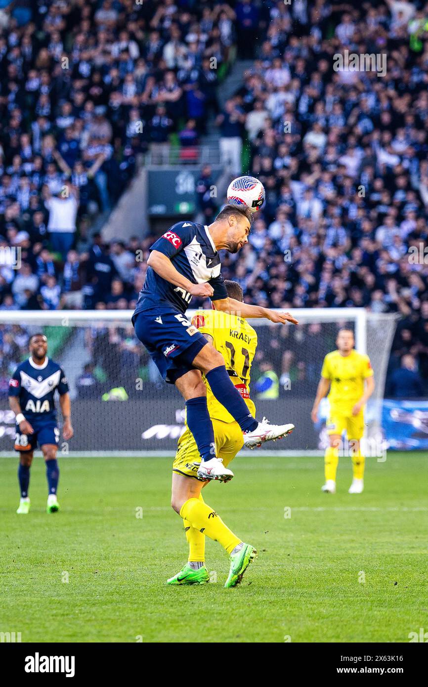 Melbourne, Australien, 12. Mai 2024. Damien da Silva von Melbourne Victory führt den Ball beim Isuzu Ute A-League Männer Semi-Final First Leg Football Match zwischen Melbourne Victory FC und Wellington Phoenix FC am 12. Mai 2024 im AAMI Park in Melbourne, Australien. Quelle: Santanu Banik/Speed Media/Alamy Live News Stockfoto