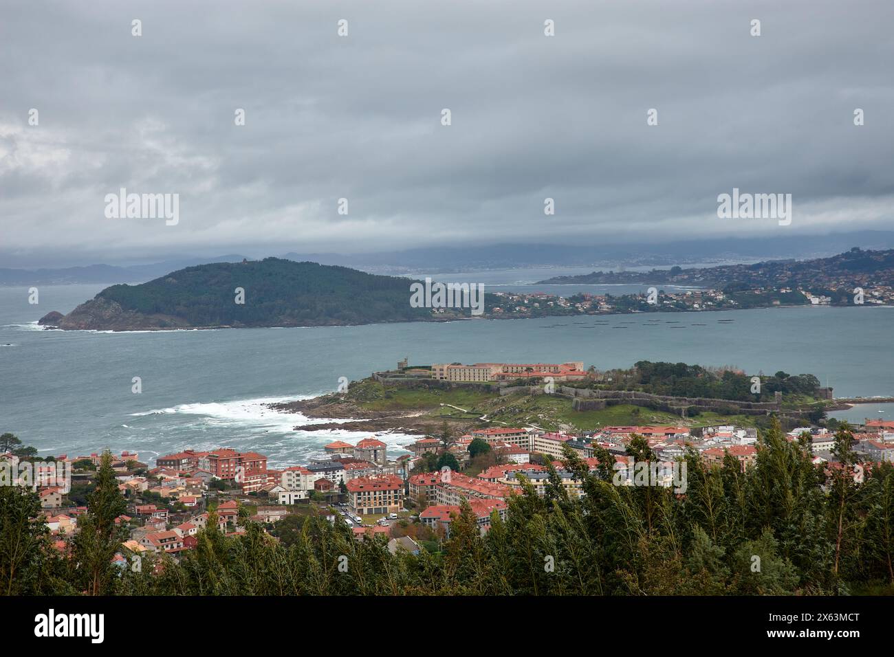 Panoramablick auf die Stadt Baiona mit dem Parador in Monte Real, Monte Lourido und Monte Ferro und Playa America Stockfoto