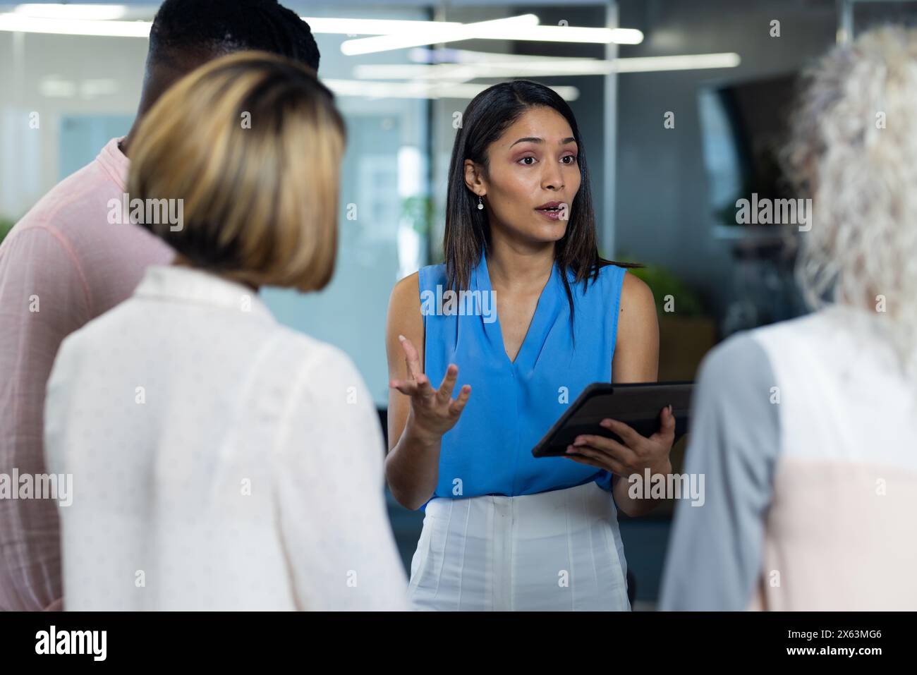 Im Büro diskutieren Kaukasierin und Afroamerikaner Stockfoto
