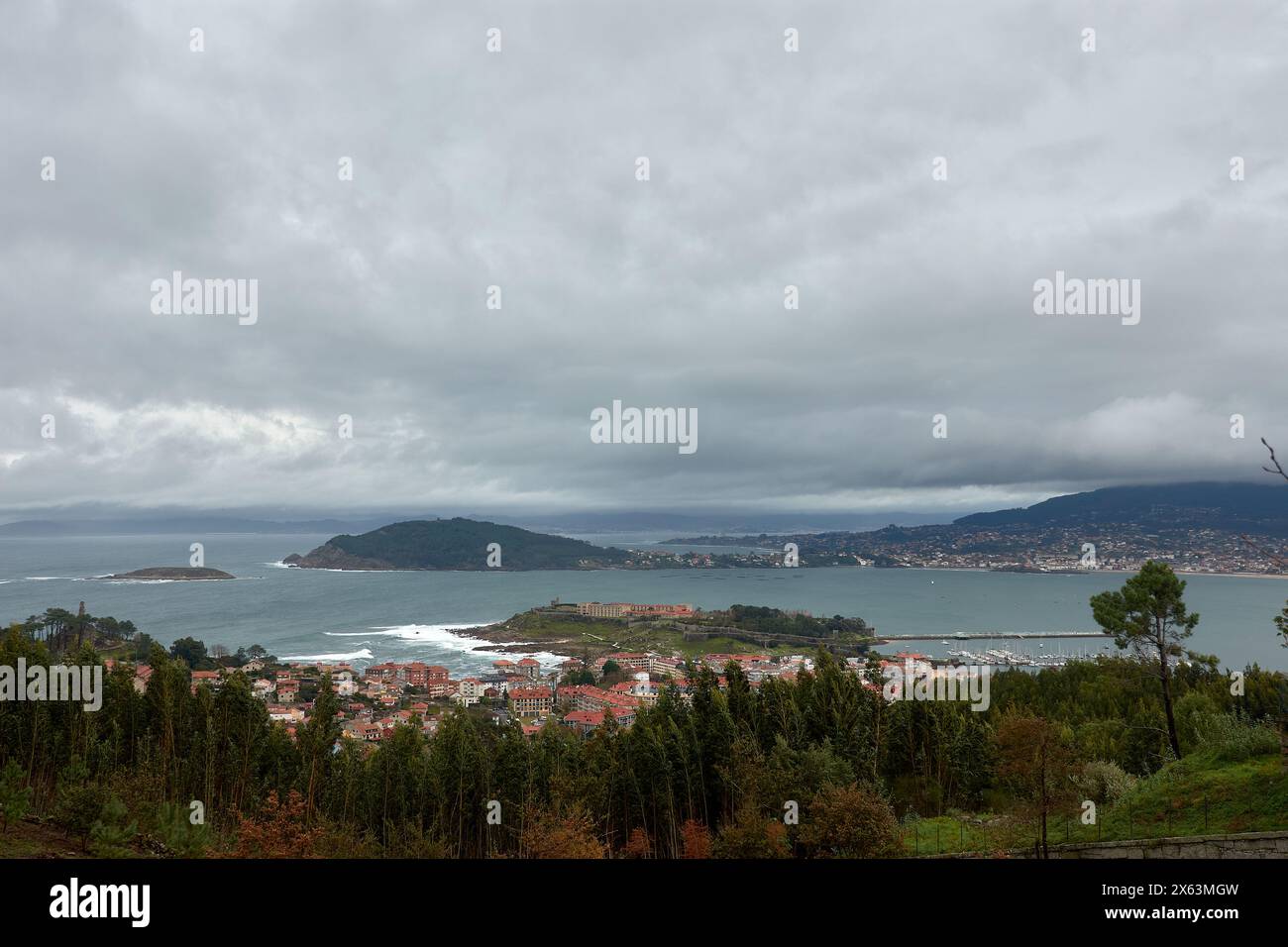 Panoramablick auf die Stadt Baiona mit dem Parador in Monte Real, Monte Lourido und Monte Ferro und Playa America Stockfoto