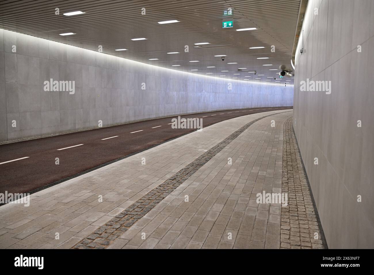 Leerer Tunnel mit Fahrrad- und Fußgängerwegen Stockfoto