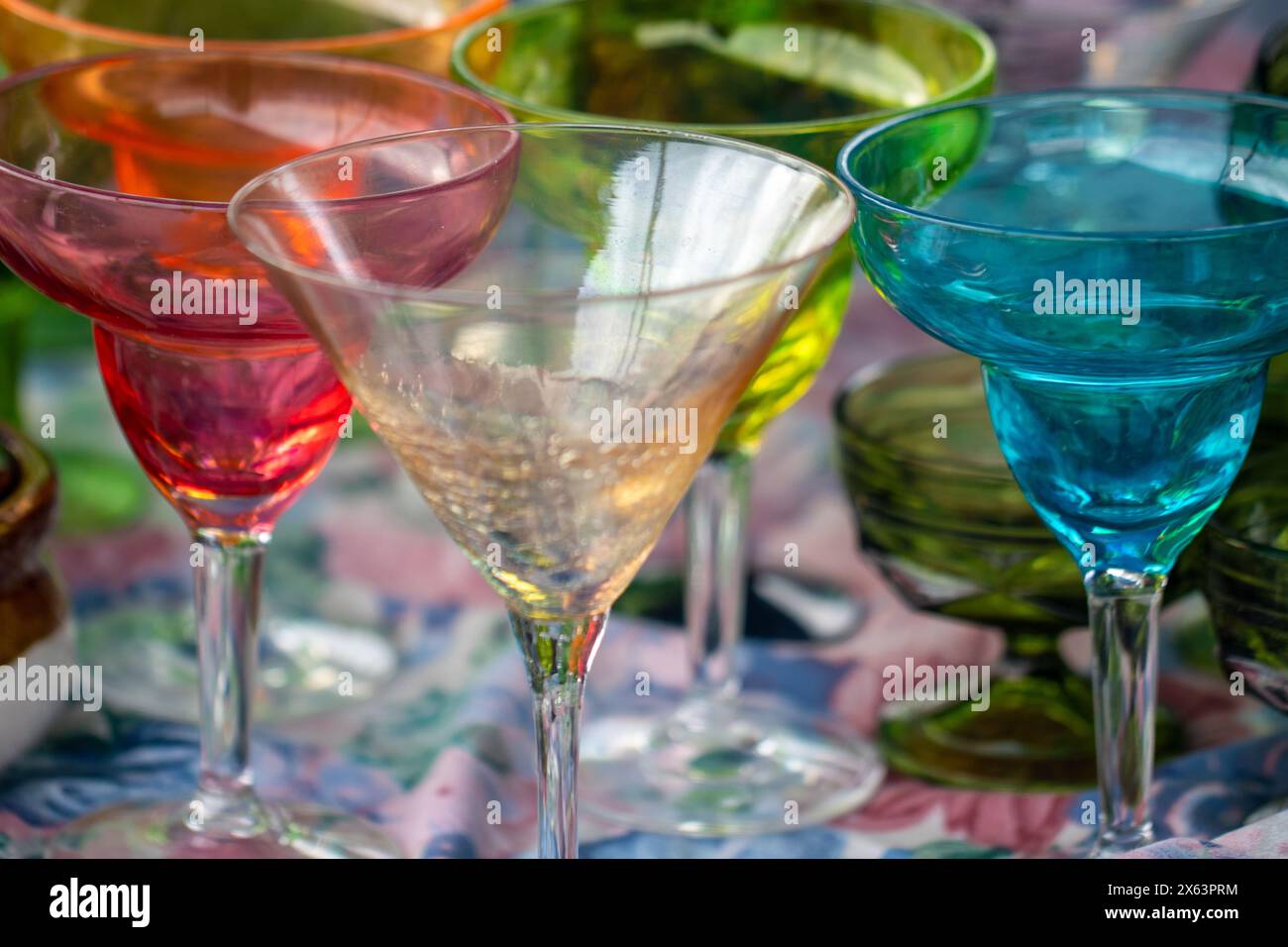 Bunte Partybrille mit Martini-Glas Stockfoto