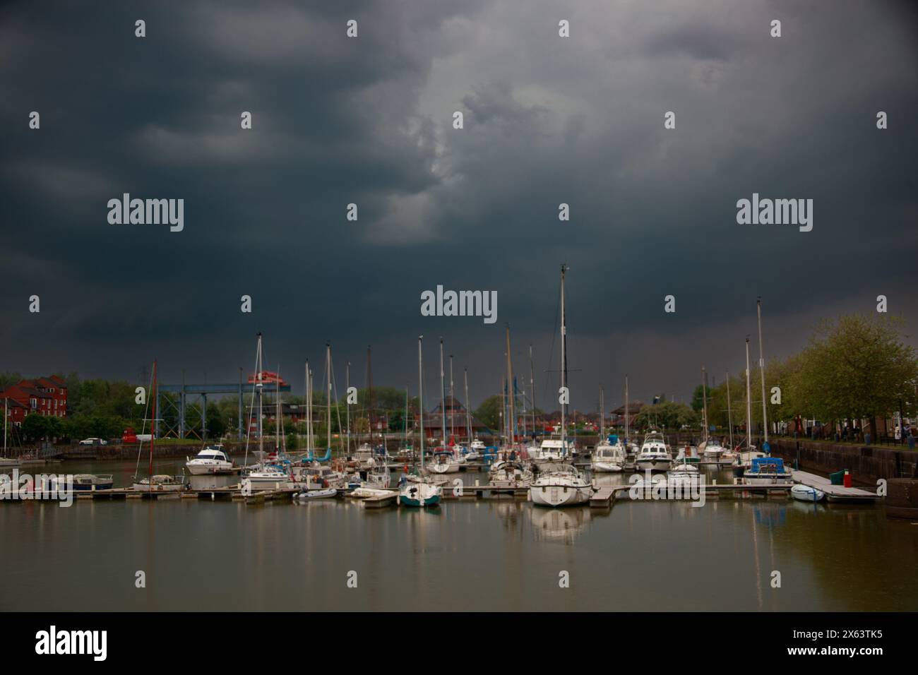 Preston Docks, Preston, Lancashire, Großbritannien. Mai 2024. Sturmwolken über den Preston Docks als Stürme den Nordwesten Englands treffen Credit: PN News/Alamy Live News Stockfoto