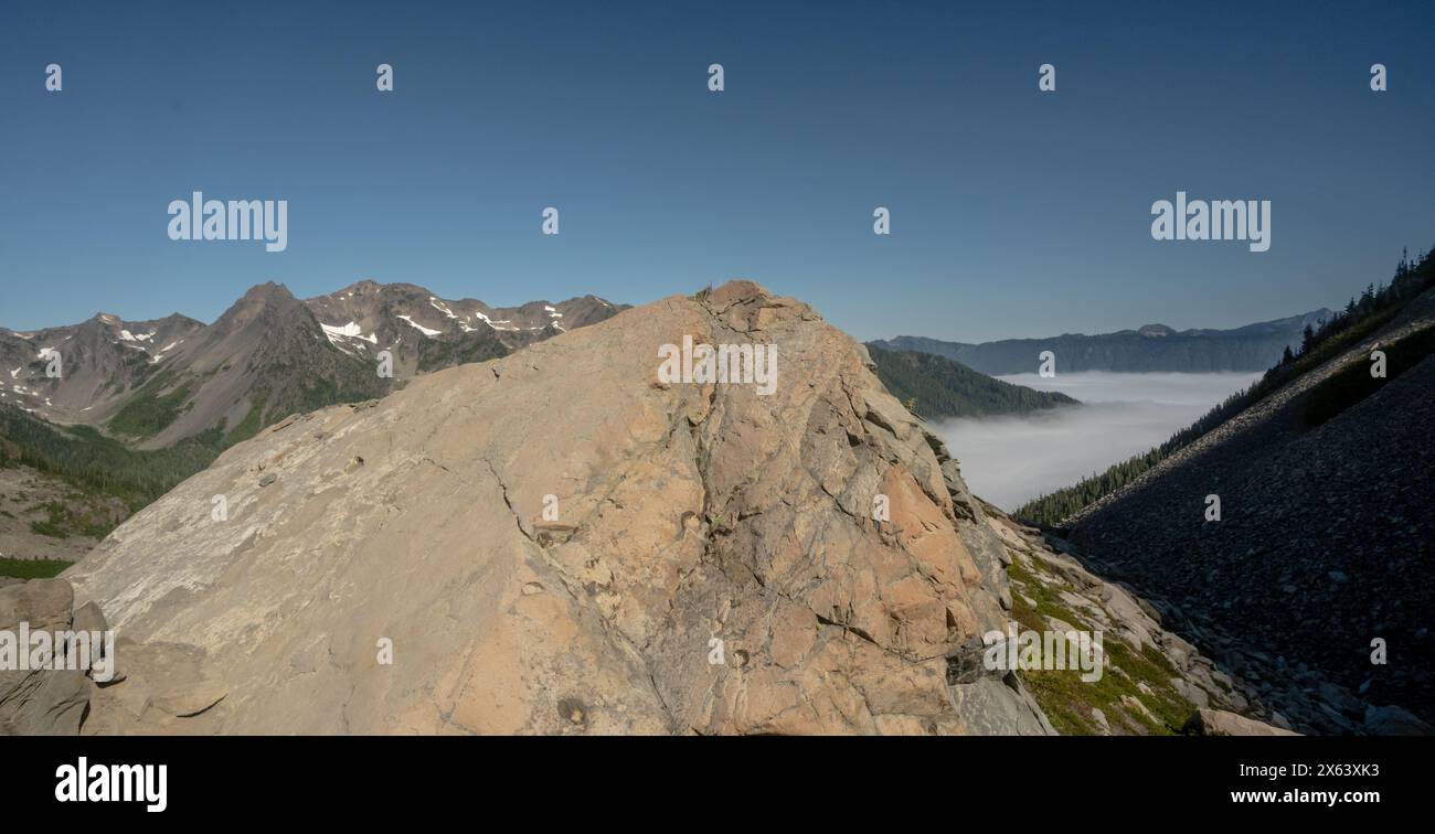 Rocky Lookout over Cloud Inversion durch die Olympischen Berge vom Blue Glacier Stockfoto