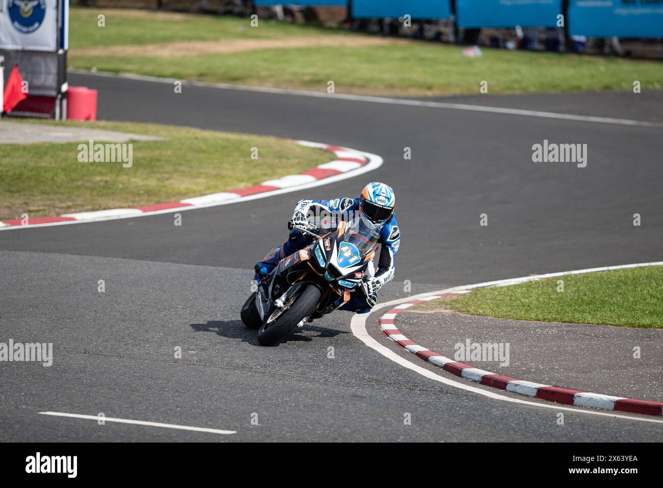 Portstewart, Großbritannien. Mai 2024. Peter Hickman (#60) gewann das J M Paterson Supertwin Race beim Northwest 200. Der zweite war Richard Cooper (#47) und der dritte Jeremy McWilliams (#99) Credit: Bonzo/Alamy Live News Stockfoto